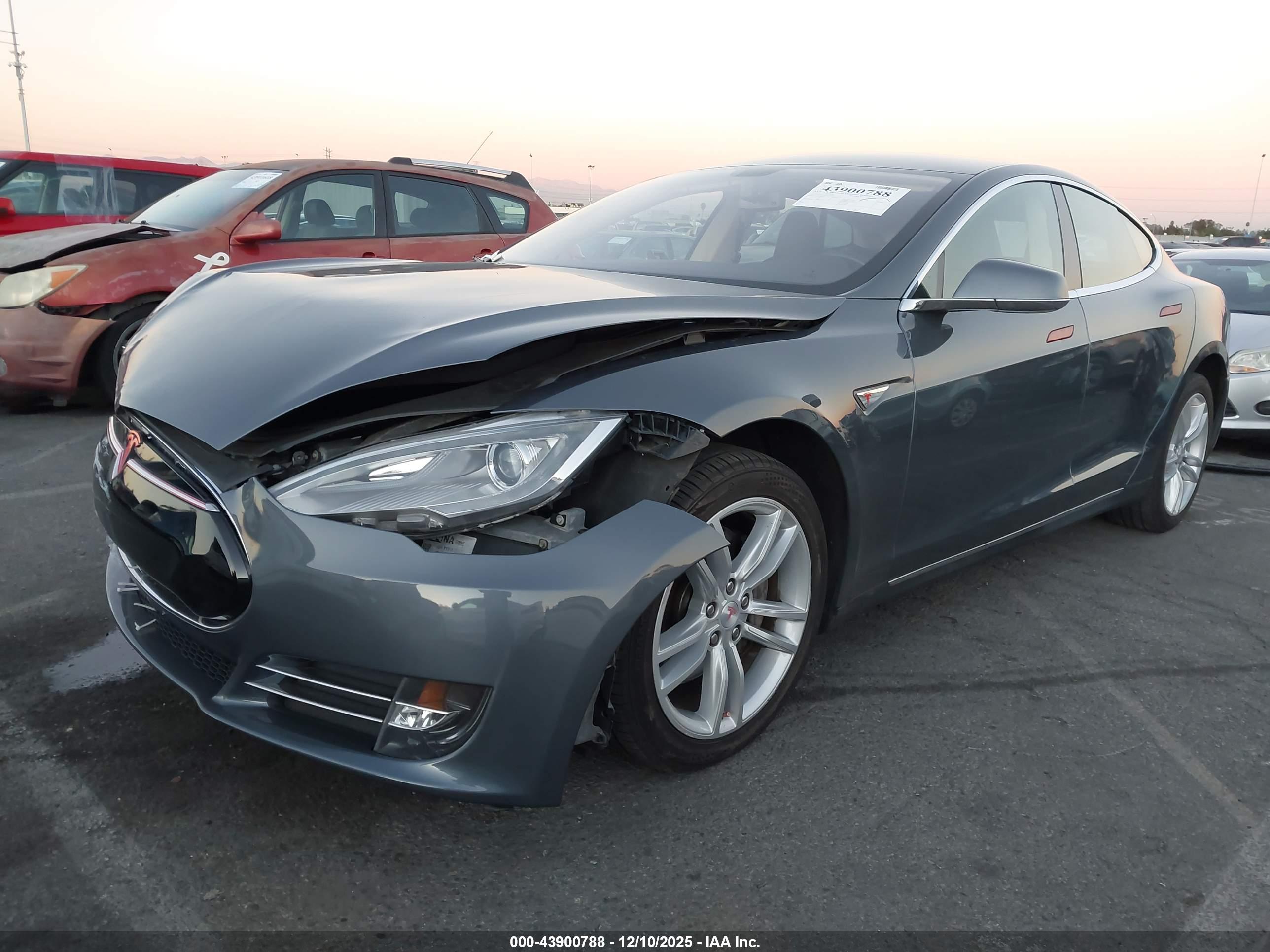 TESLA MODEL image 2