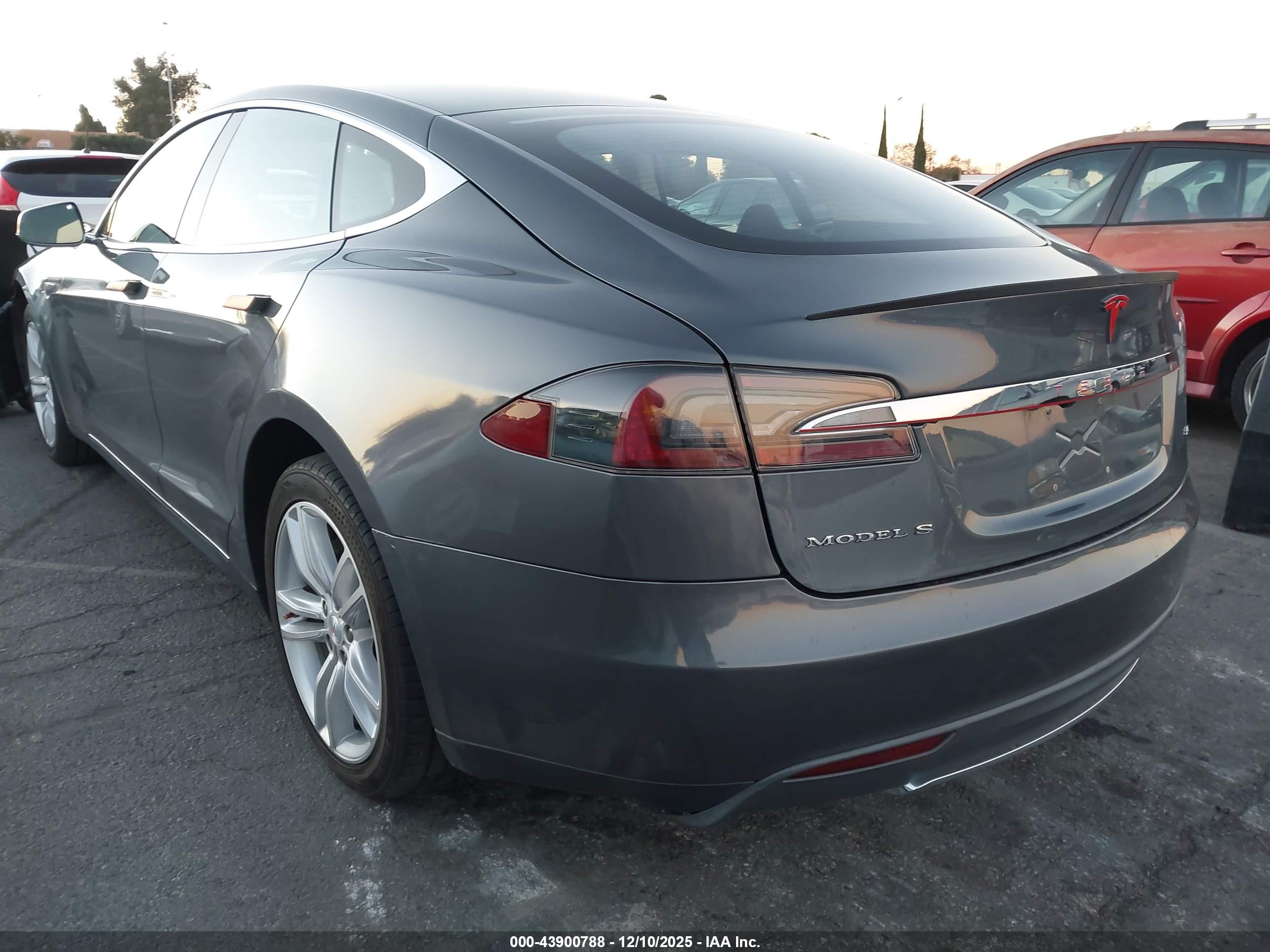 TESLA MODEL image 3