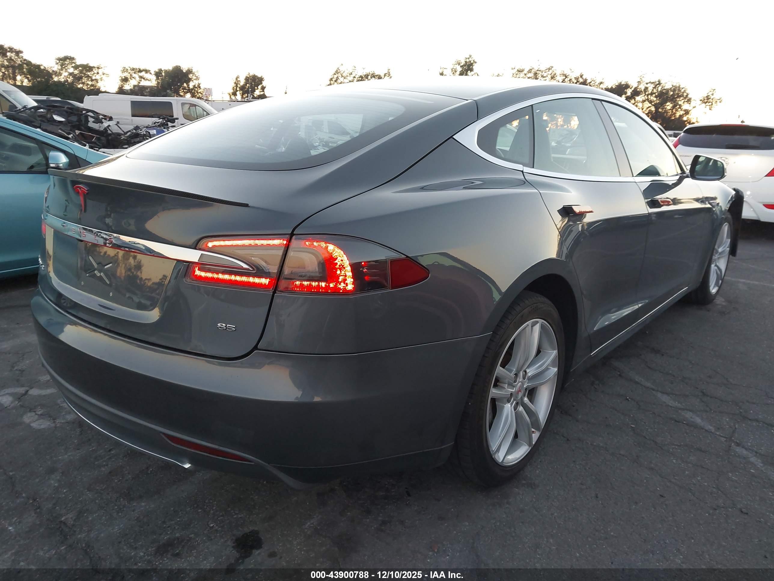 TESLA MODEL image 4