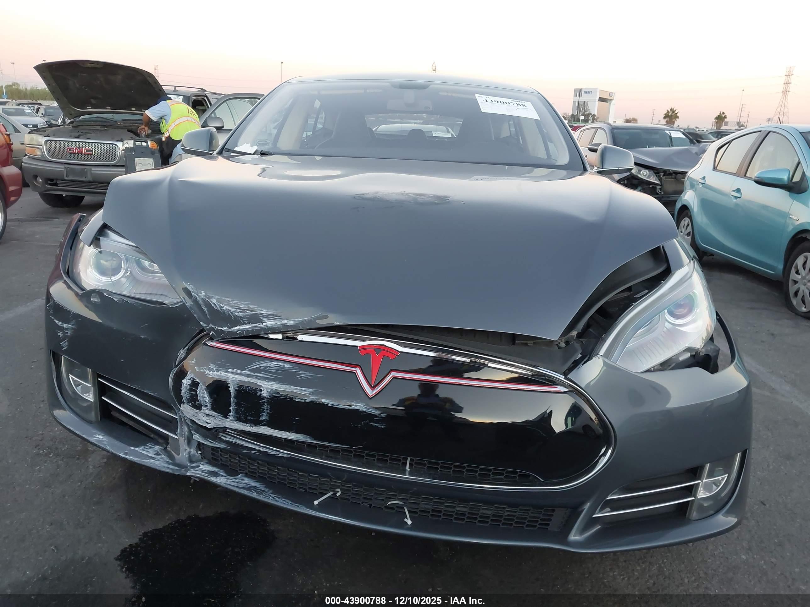 TESLA MODEL image 6