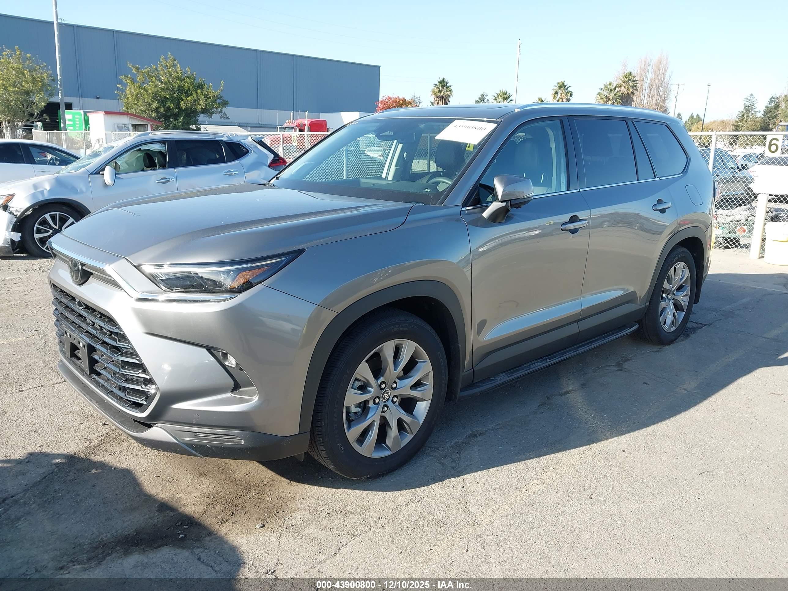 TOYOTA GRAND image 2