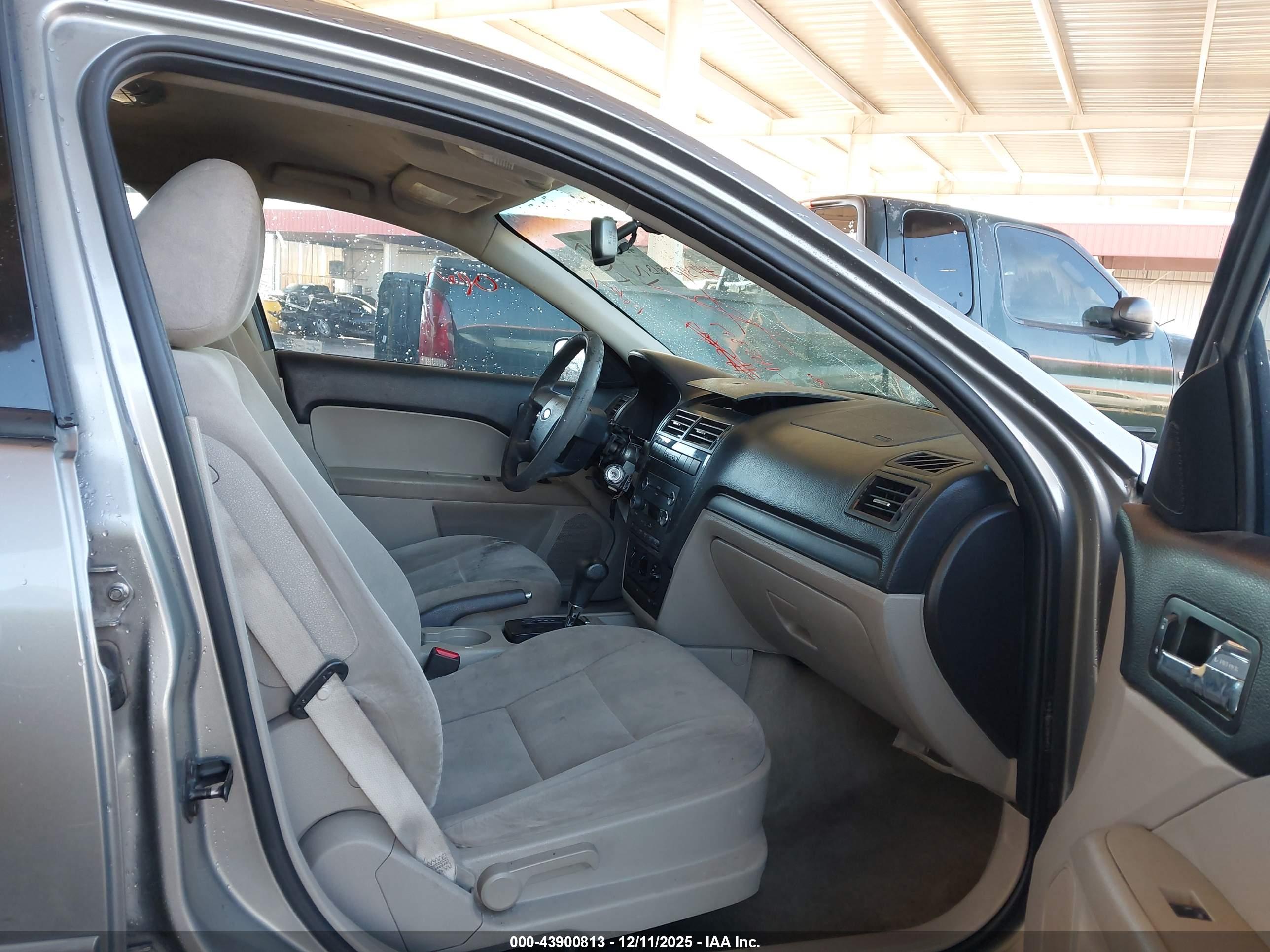 FORD FUSION image 5