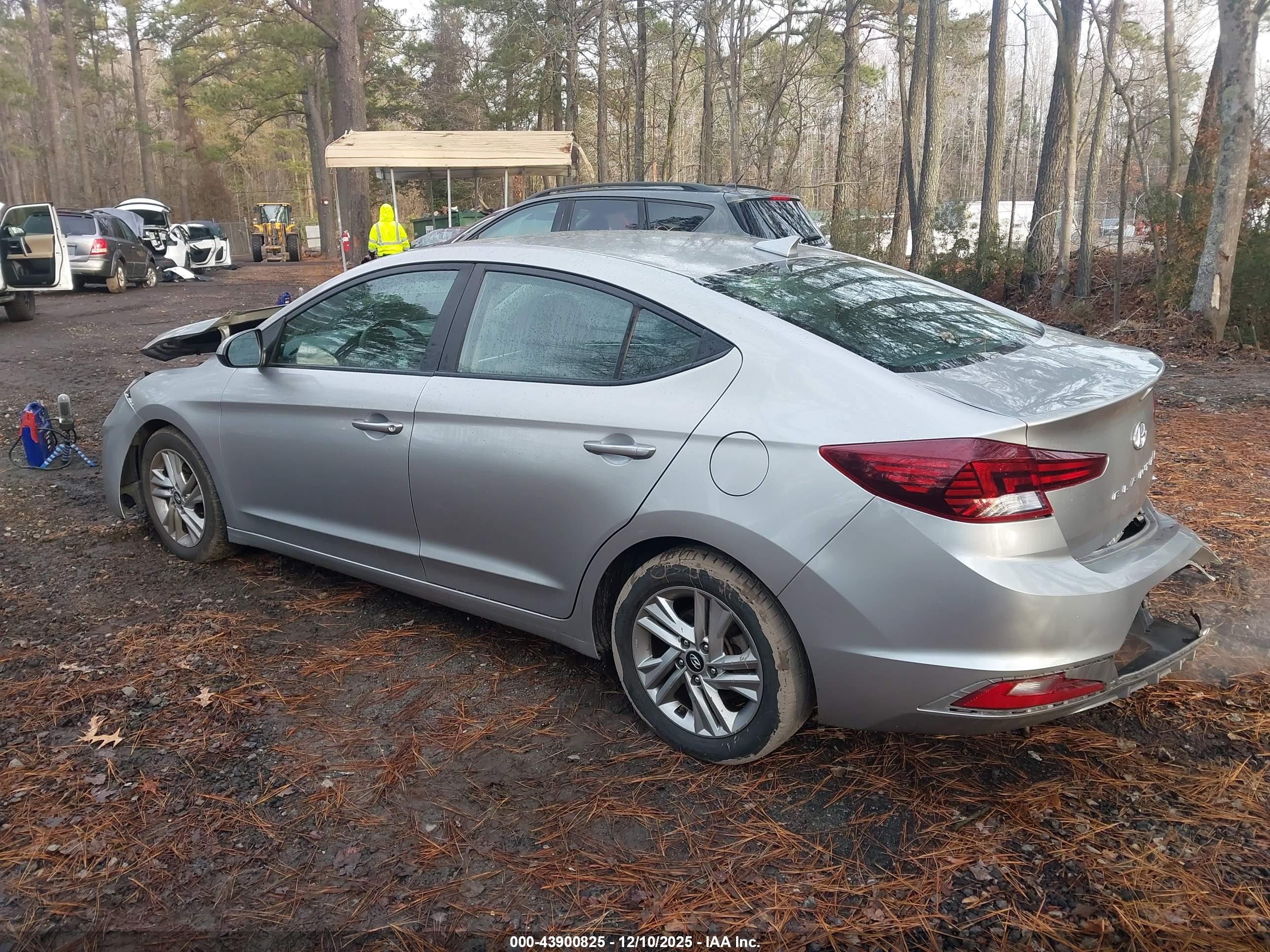 HYUNDAI ELANTRA image 3