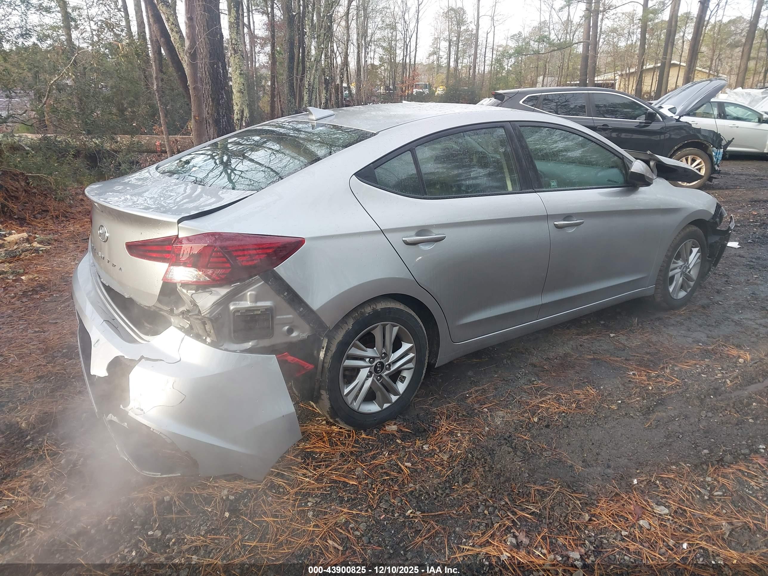 HYUNDAI ELANTRA image 4