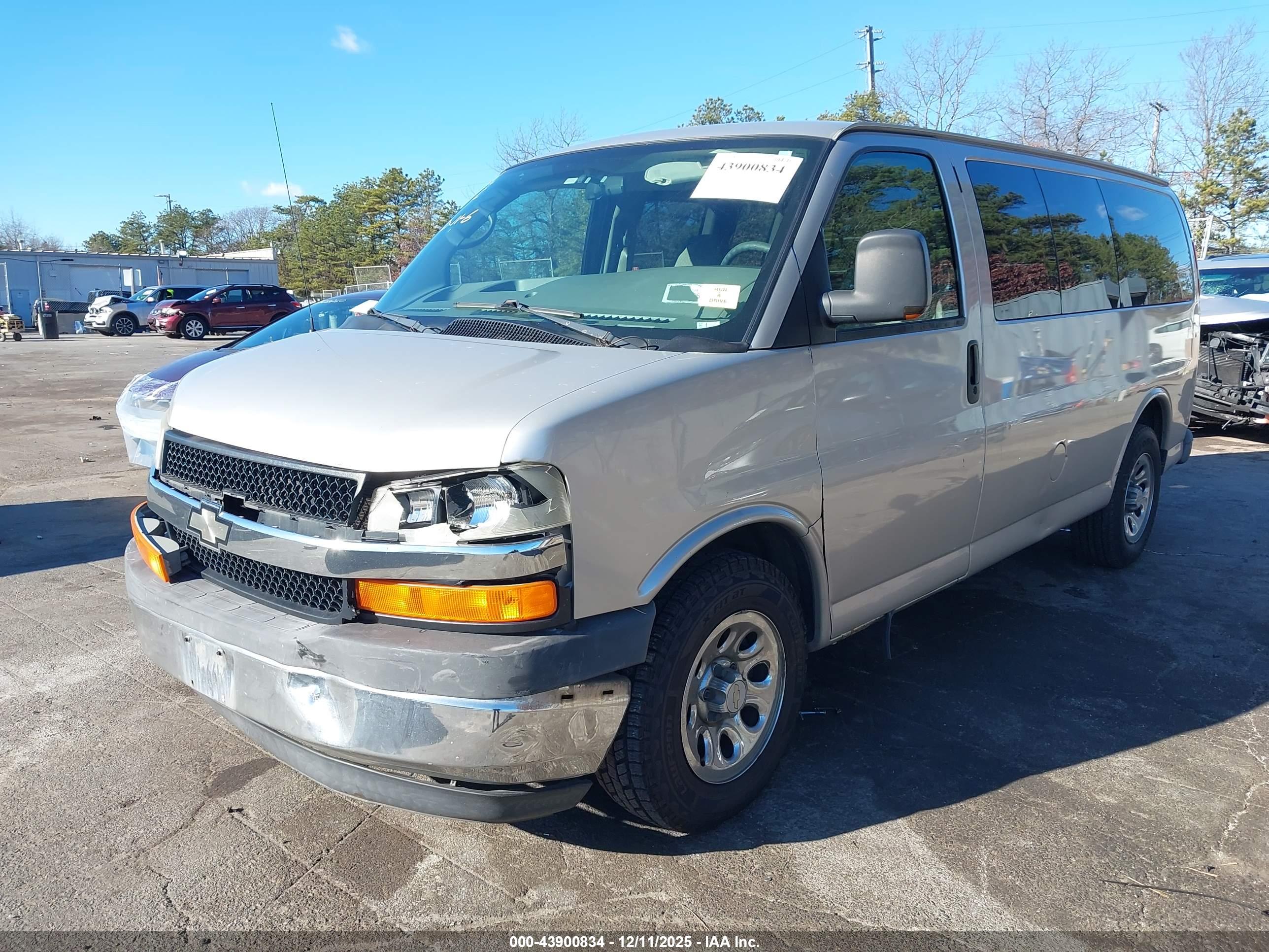CHEVROLET EXPRESS image 2