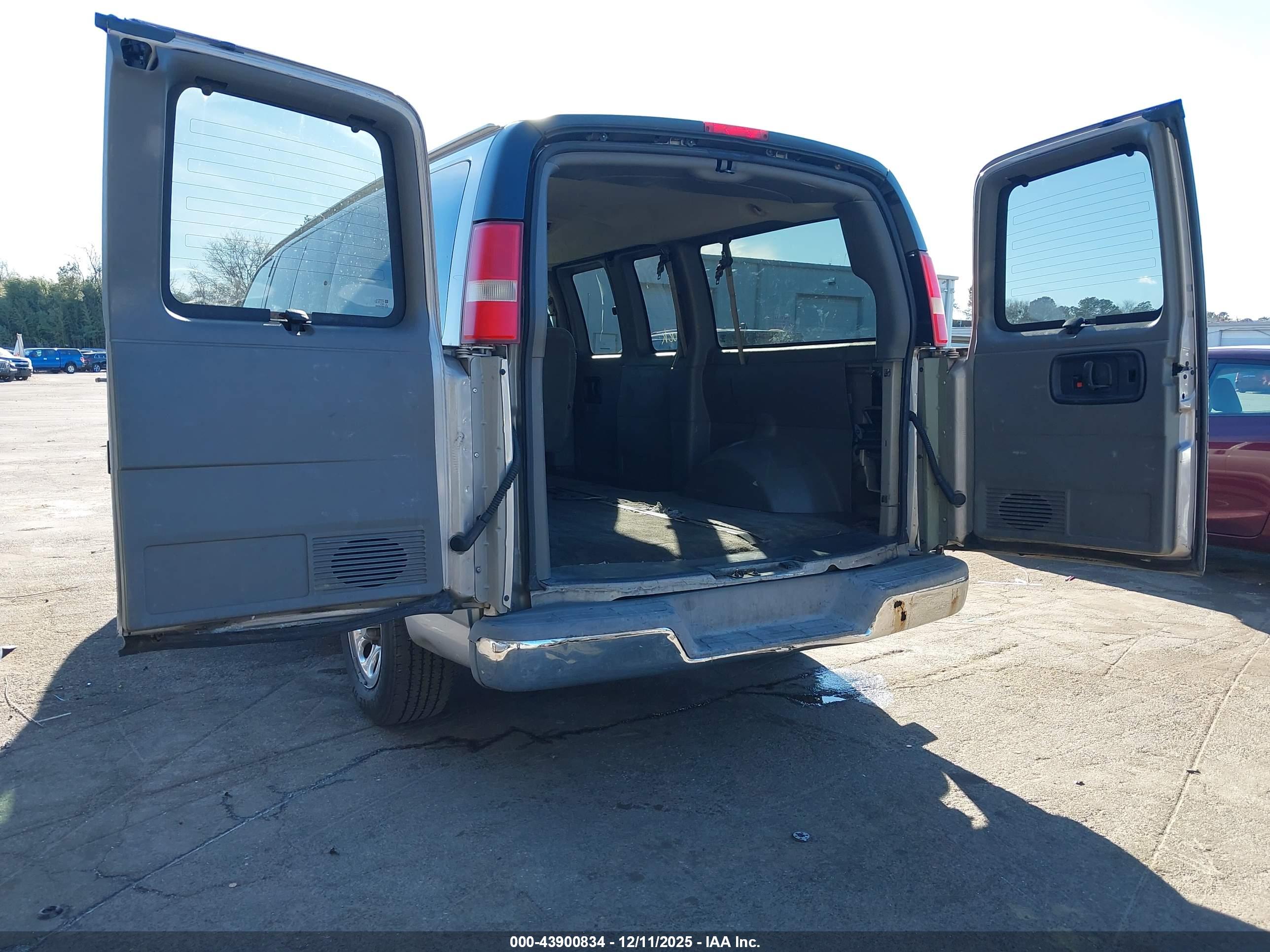 CHEVROLET EXPRESS image 3
