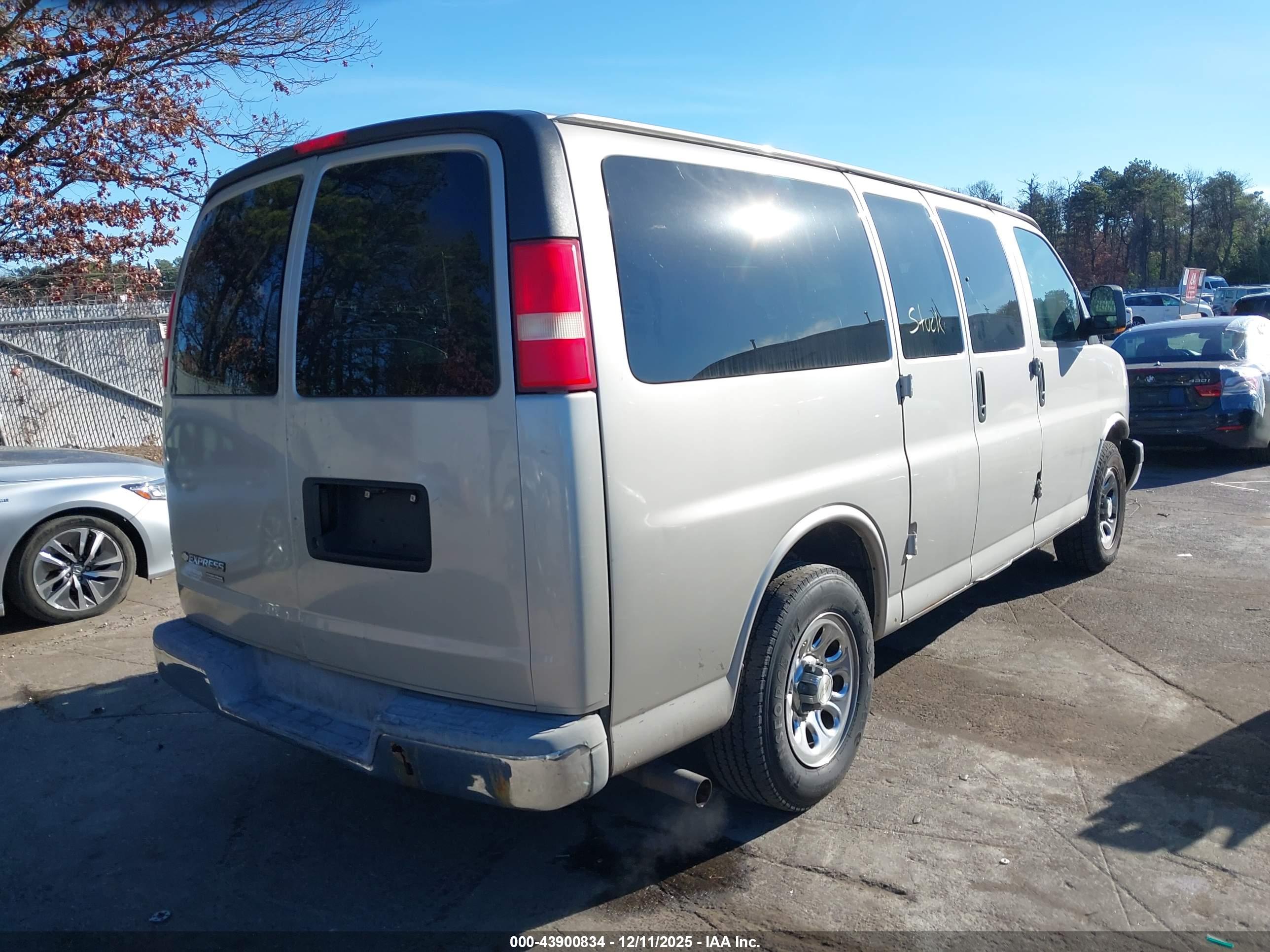 CHEVROLET EXPRESS image 4