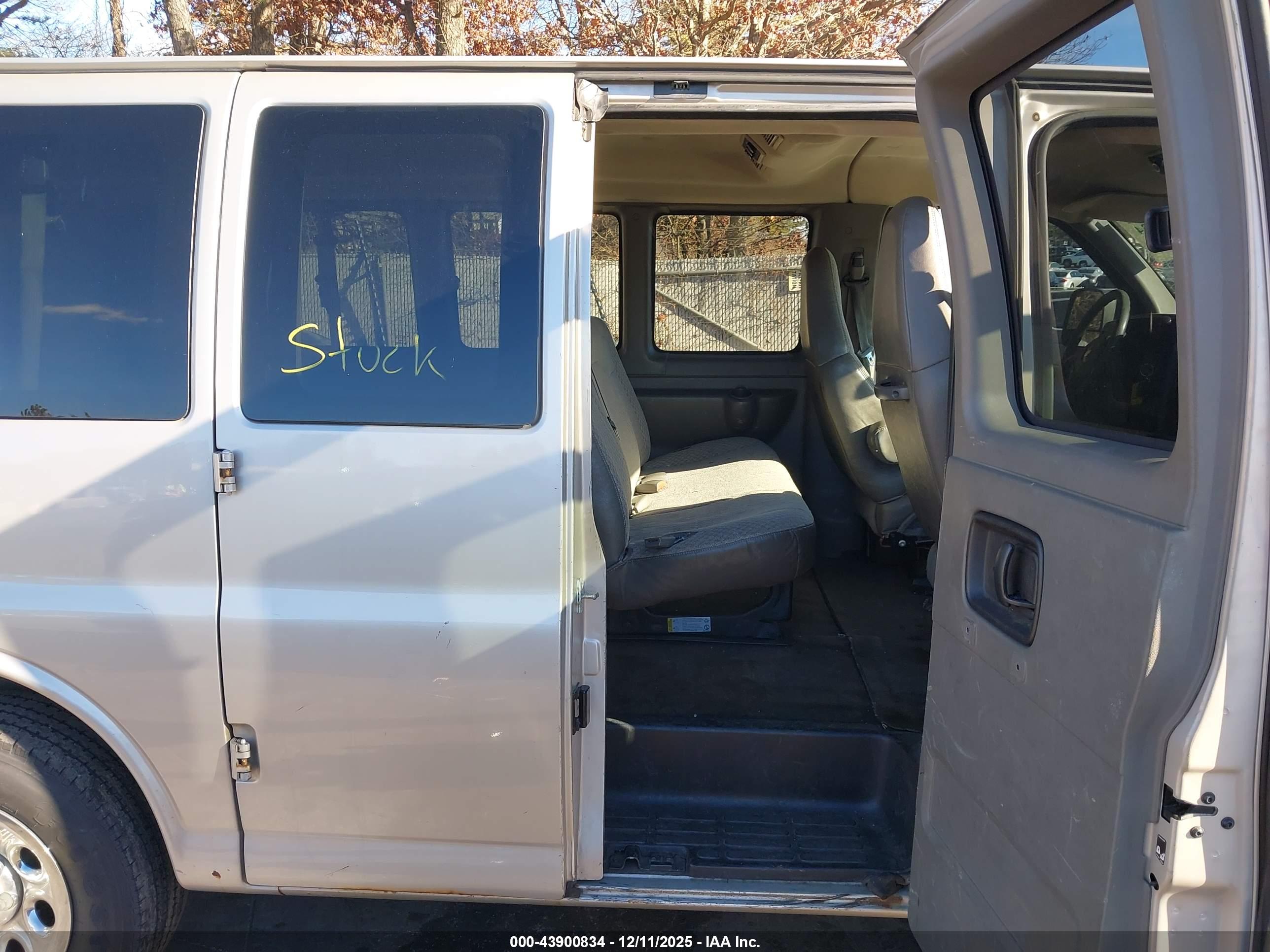 CHEVROLET EXPRESS image 8
