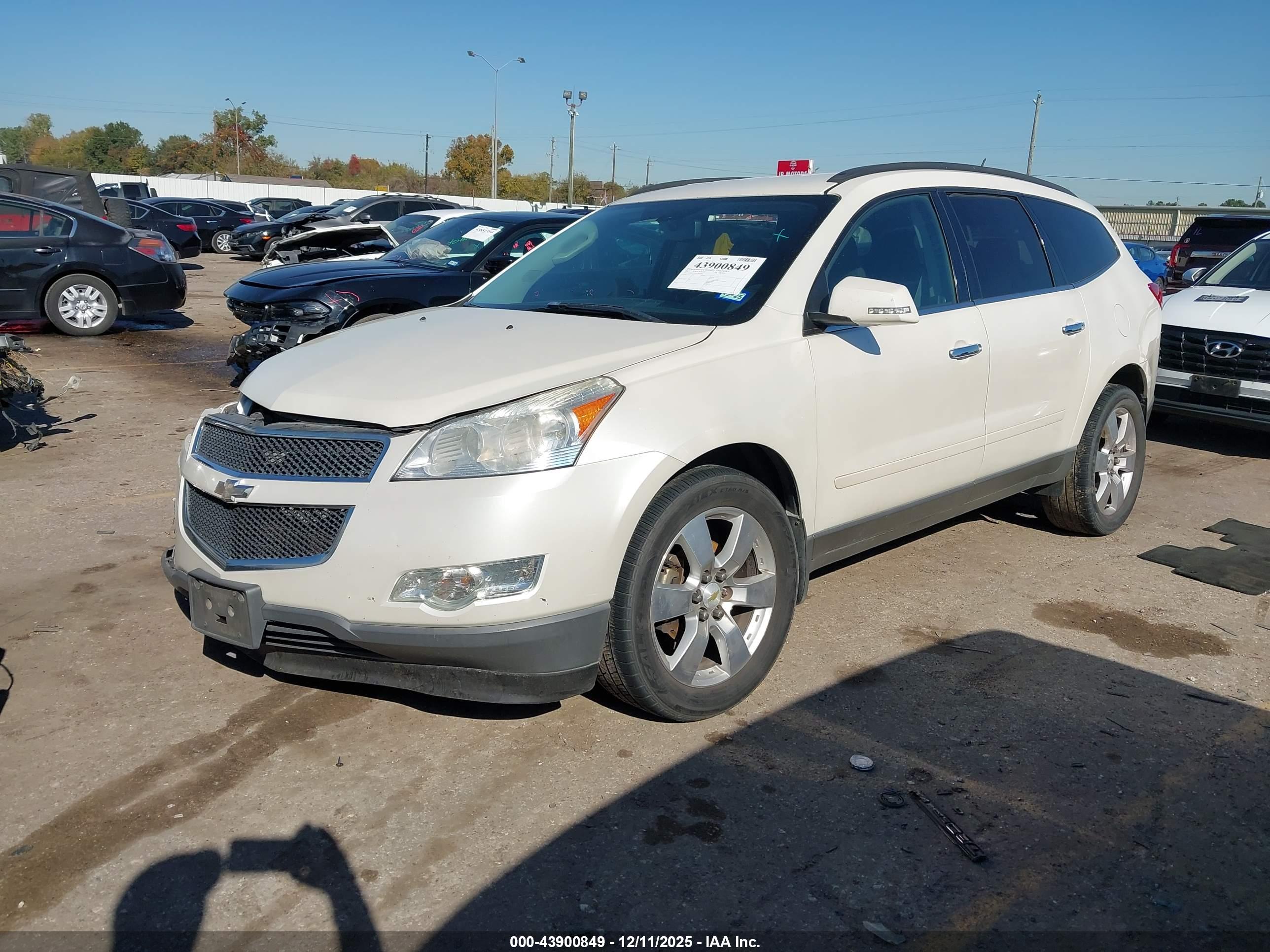 CHEVROLET TRAVERSE image 2
