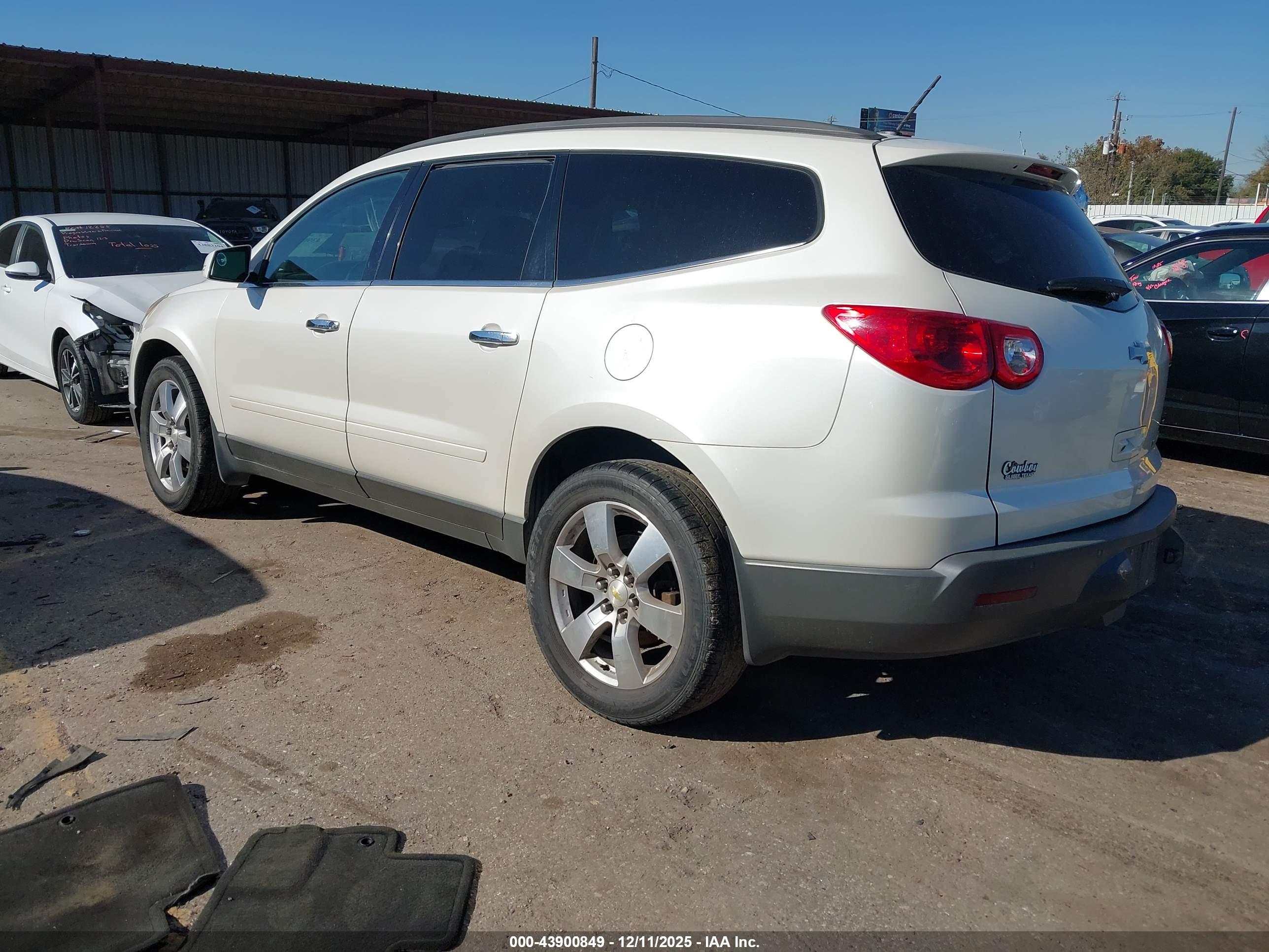 CHEVROLET TRAVERSE image 3