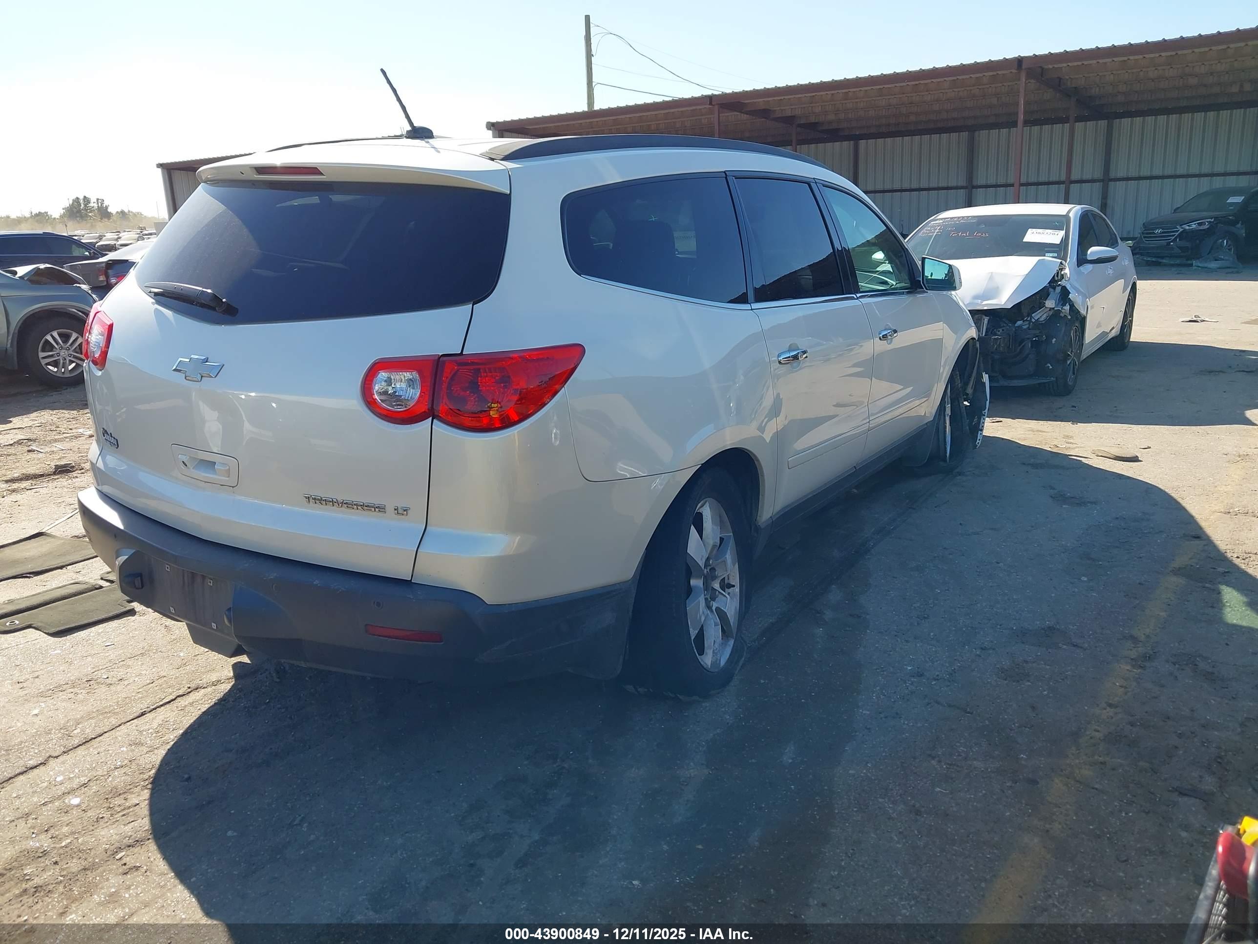 CHEVROLET TRAVERSE image 4