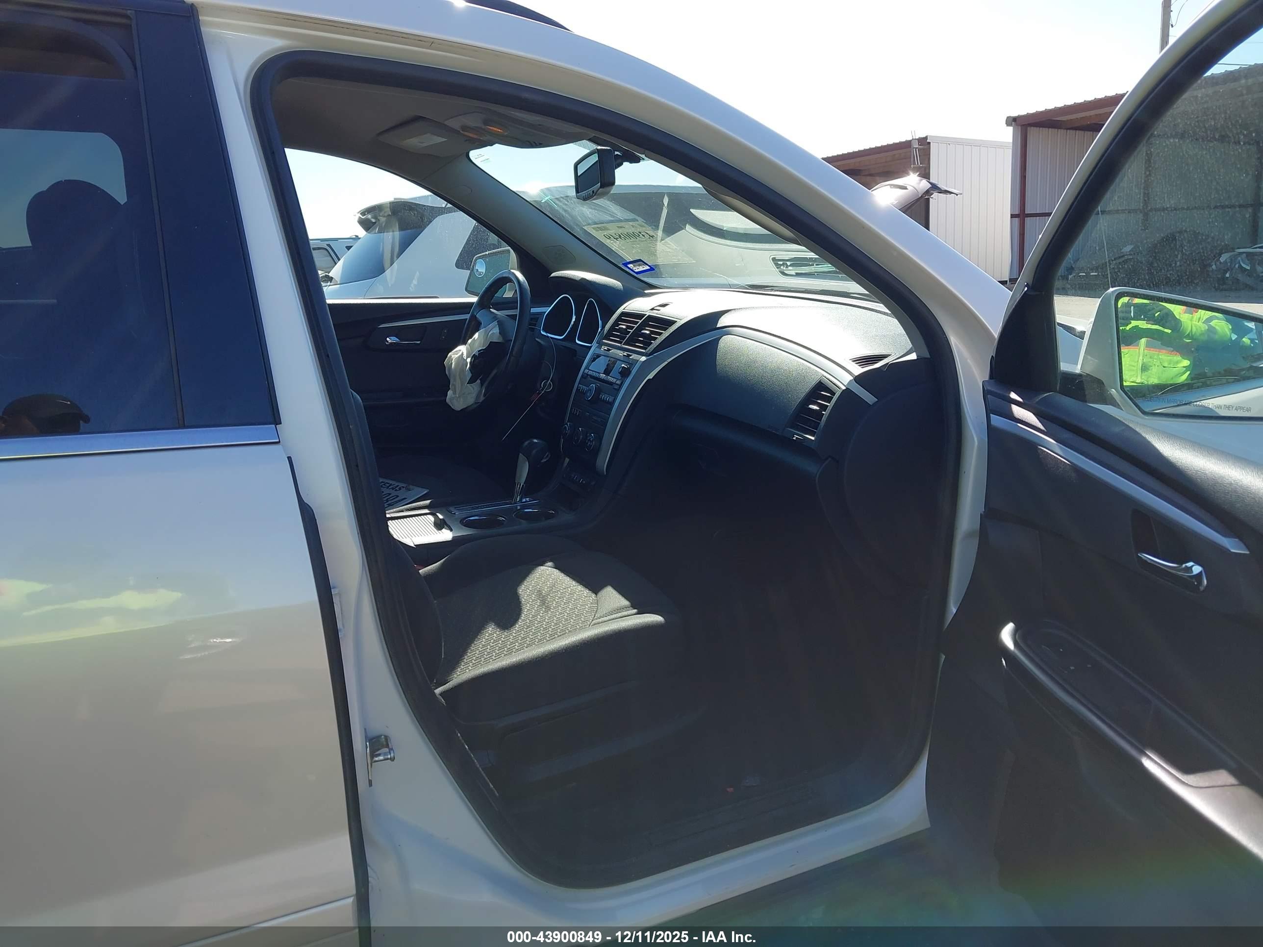 CHEVROLET TRAVERSE image 5