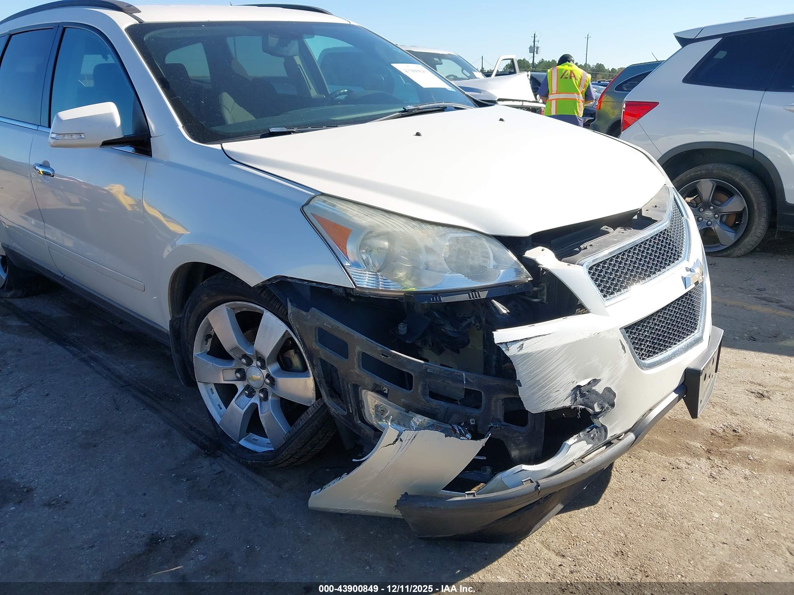 CHEVROLET TRAVERSE image 6