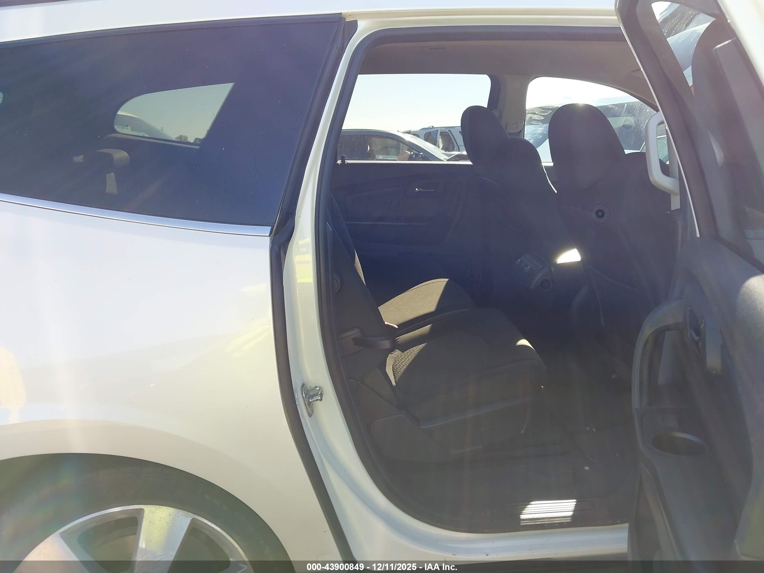 CHEVROLET TRAVERSE image 8