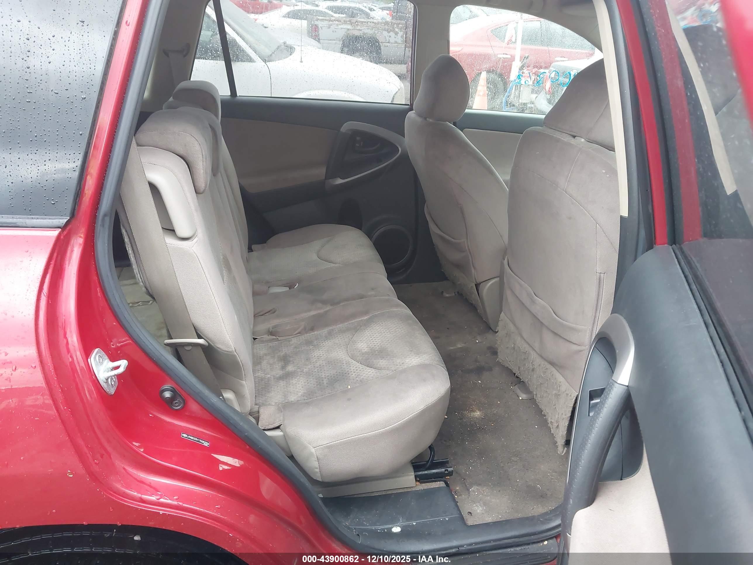 TOYOTA RAV4 image 8
