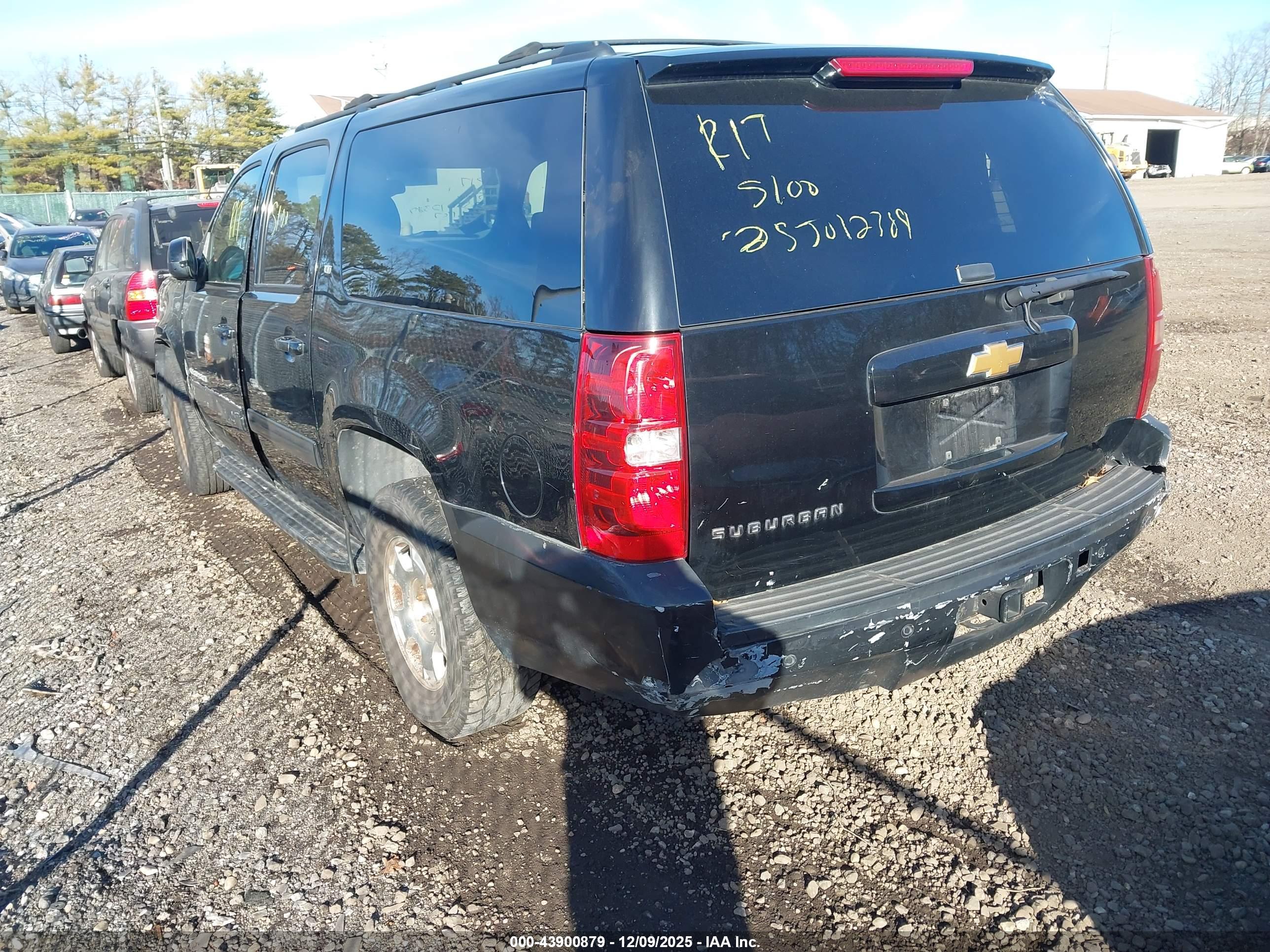 CHEVROLET SUBURBAN image 3