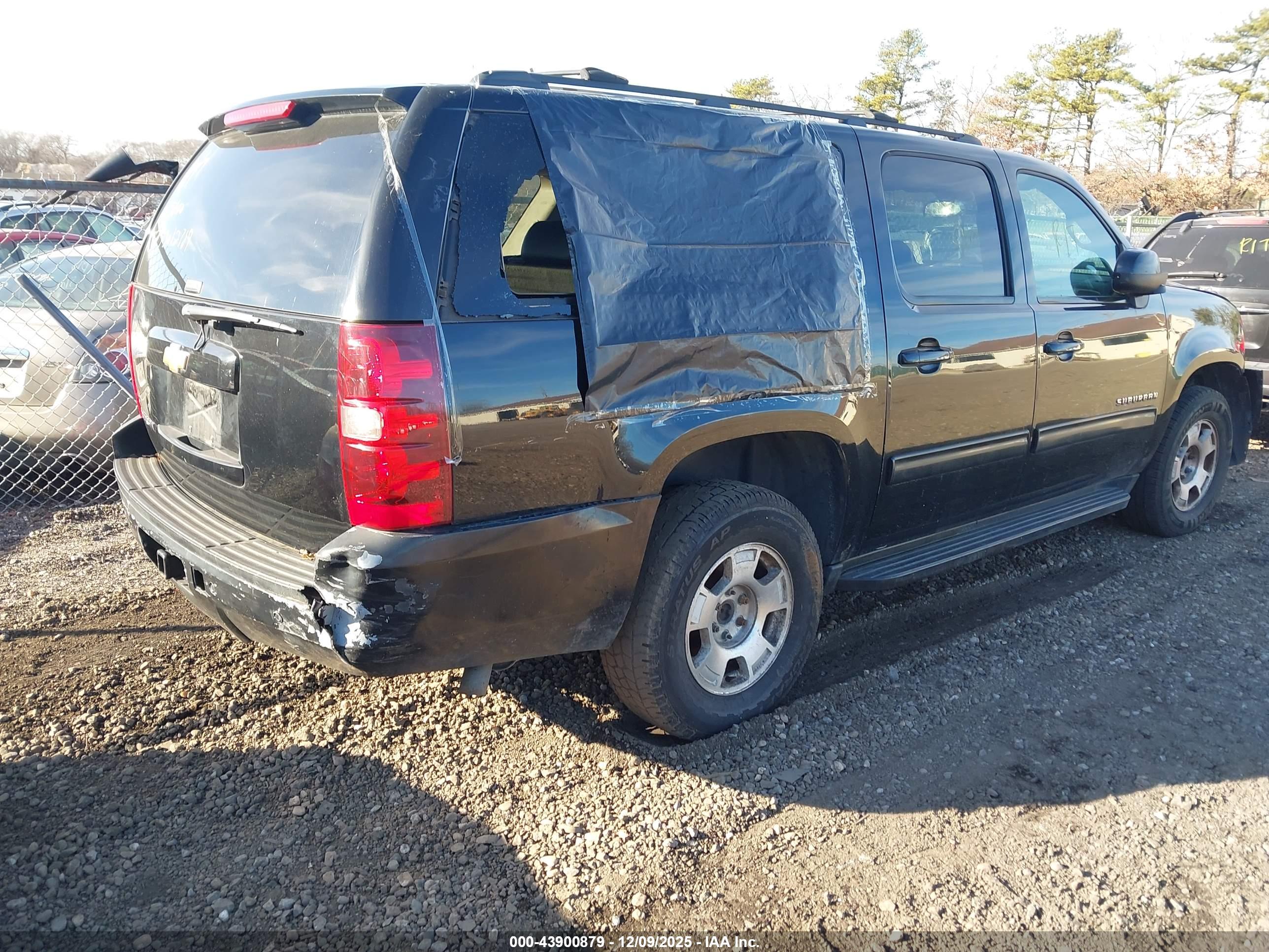 CHEVROLET SUBURBAN image 4