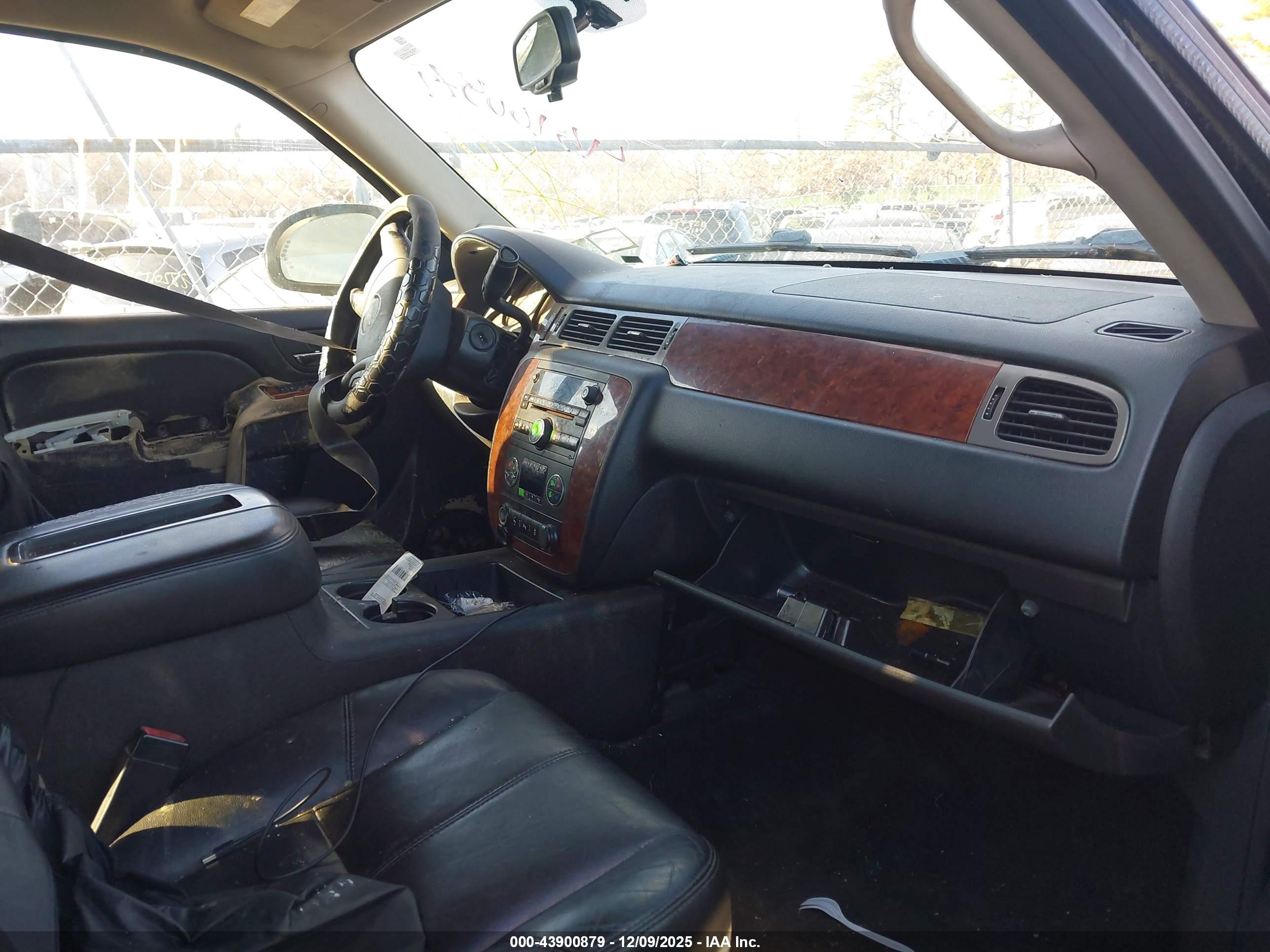 CHEVROLET SUBURBAN image 5
