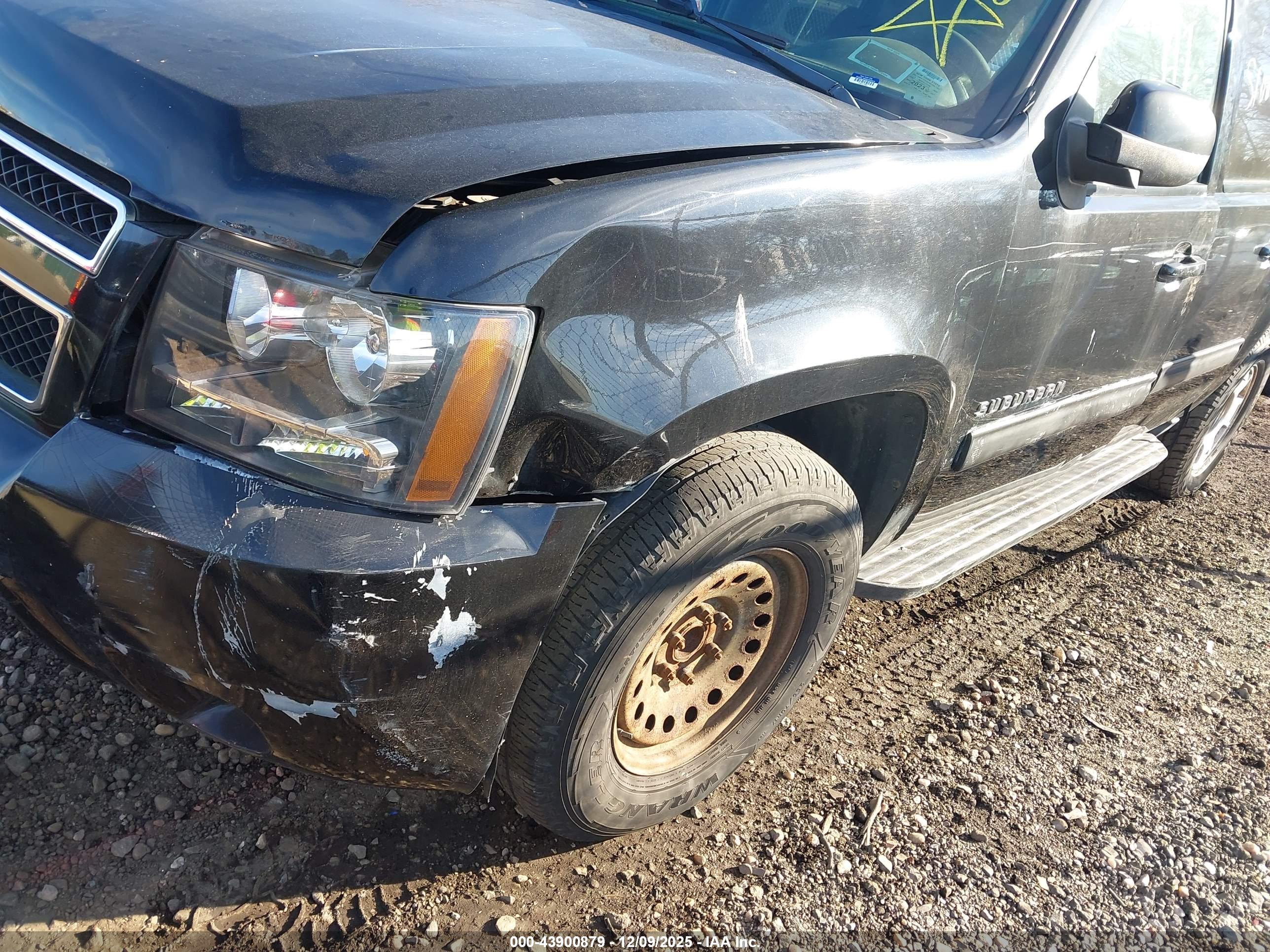 CHEVROLET SUBURBAN image 6