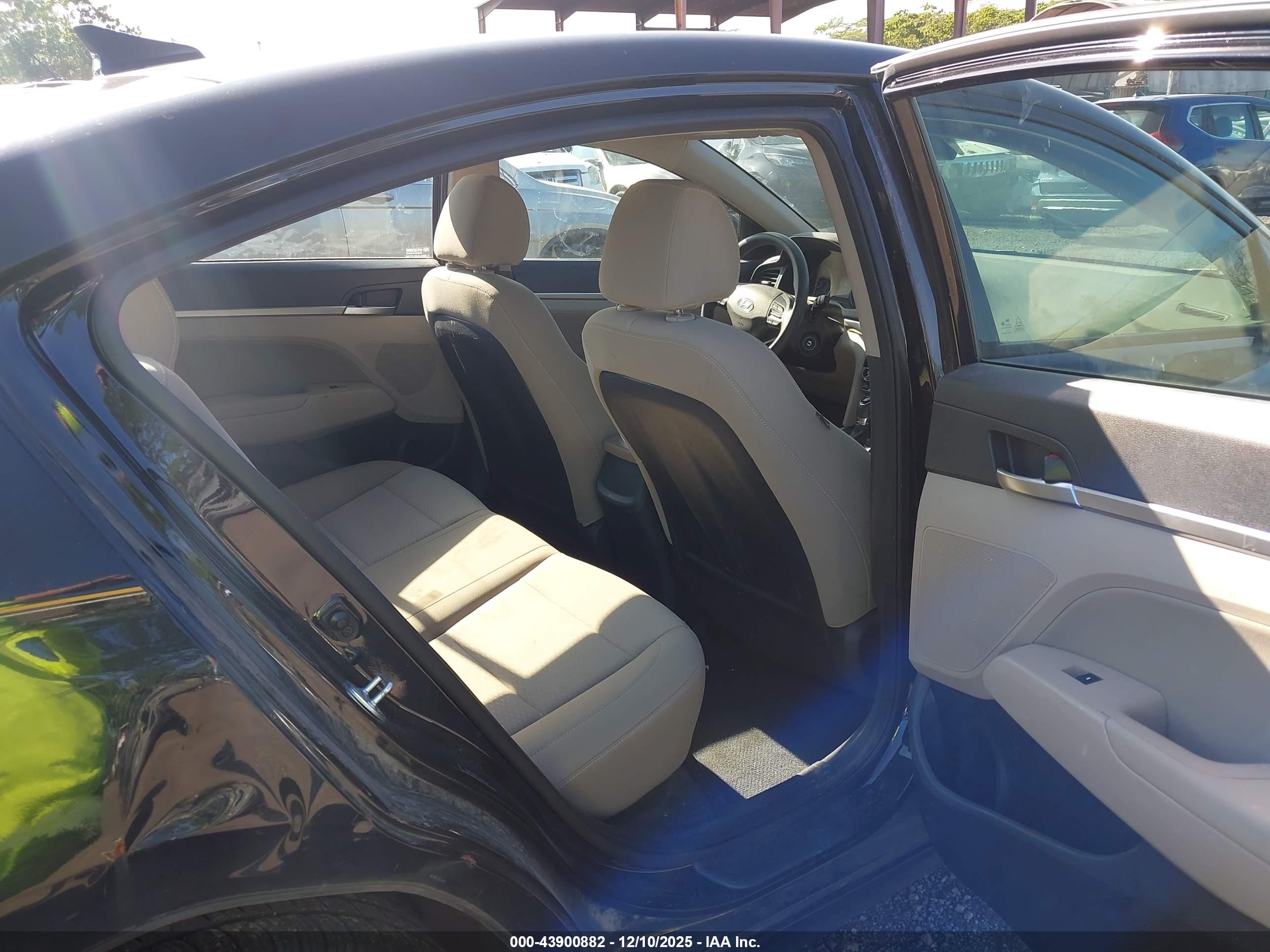 HYUNDAI ELANTRA image 8