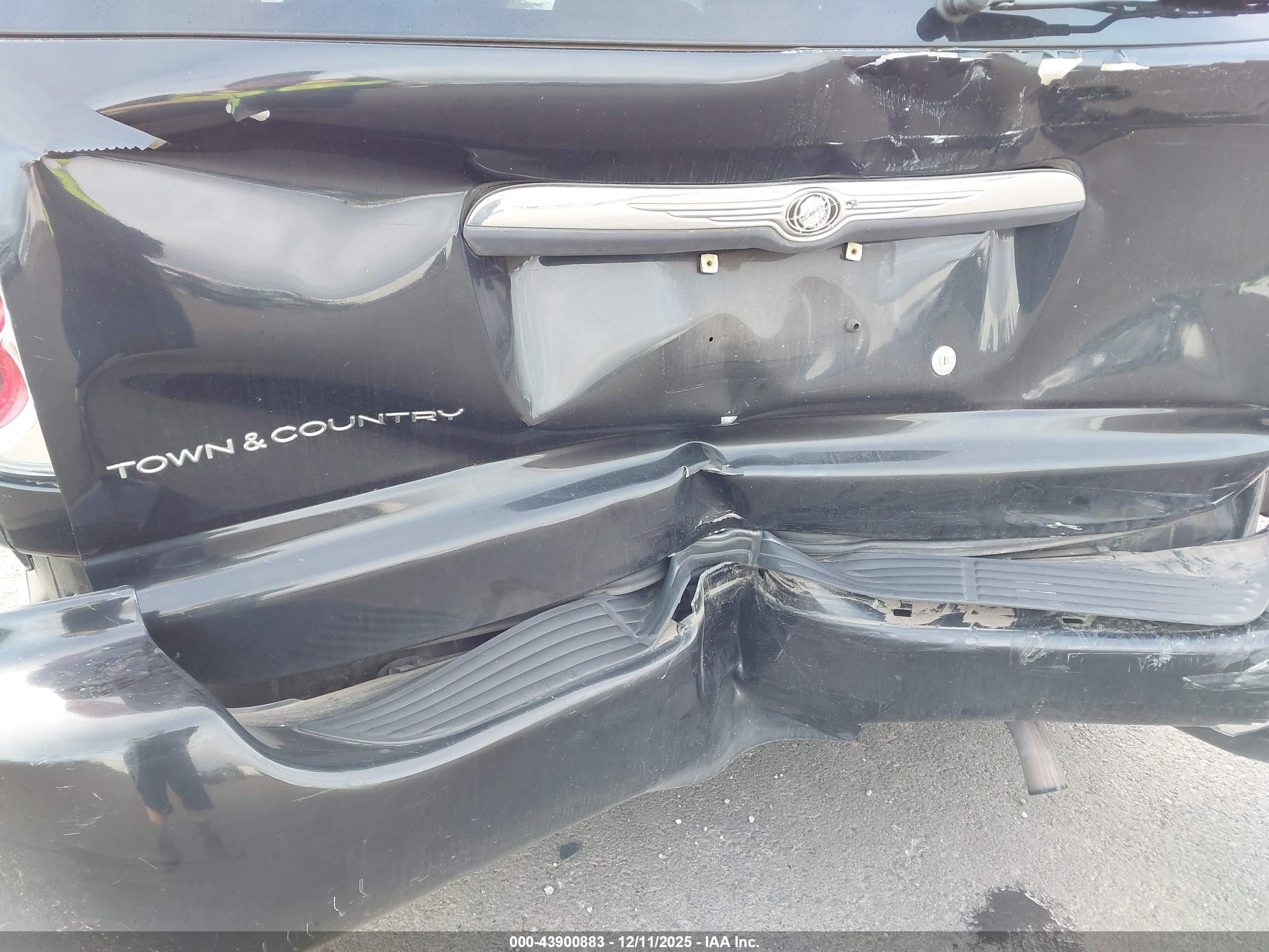 CHRYSLER TOWN image 6