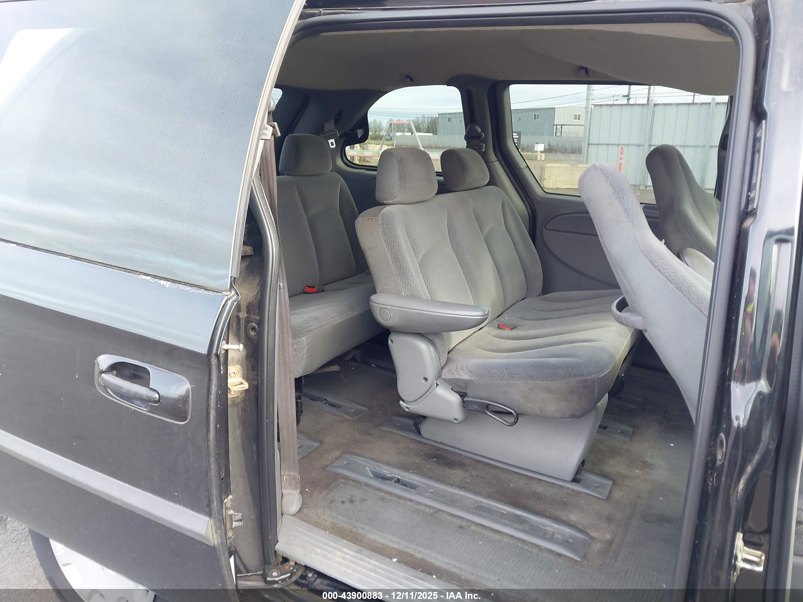 CHRYSLER TOWN image 8