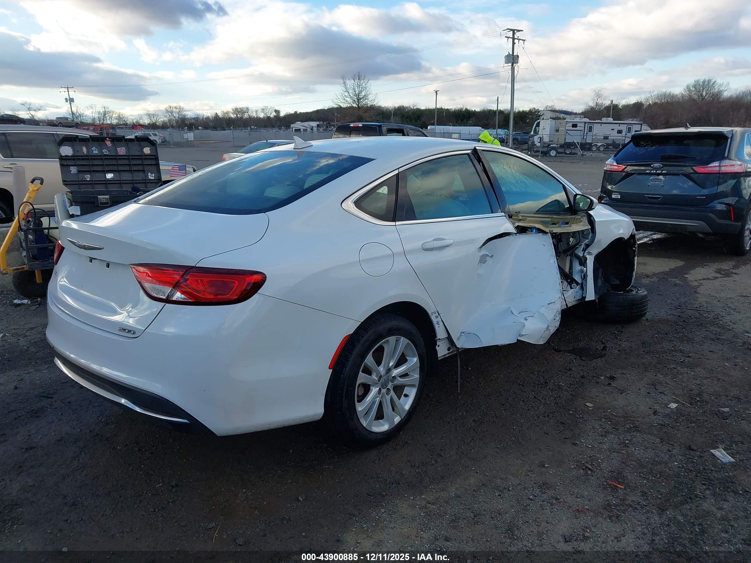 CHRYSLER 200 image 4