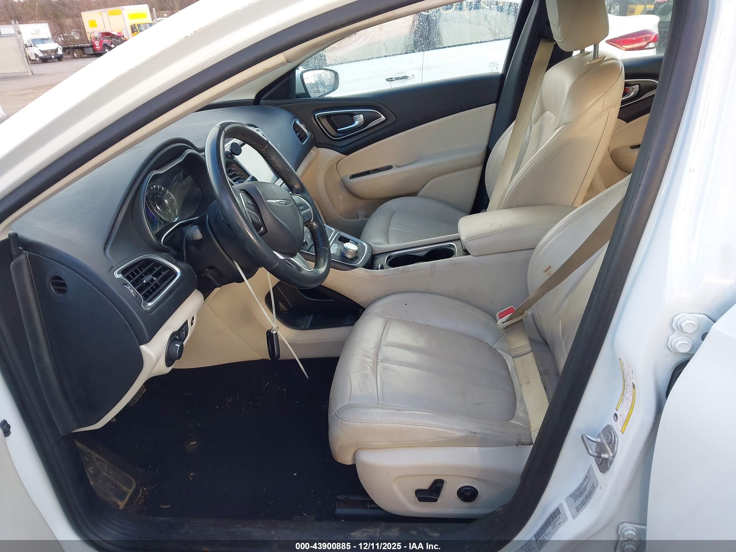 CHRYSLER 200 image 5