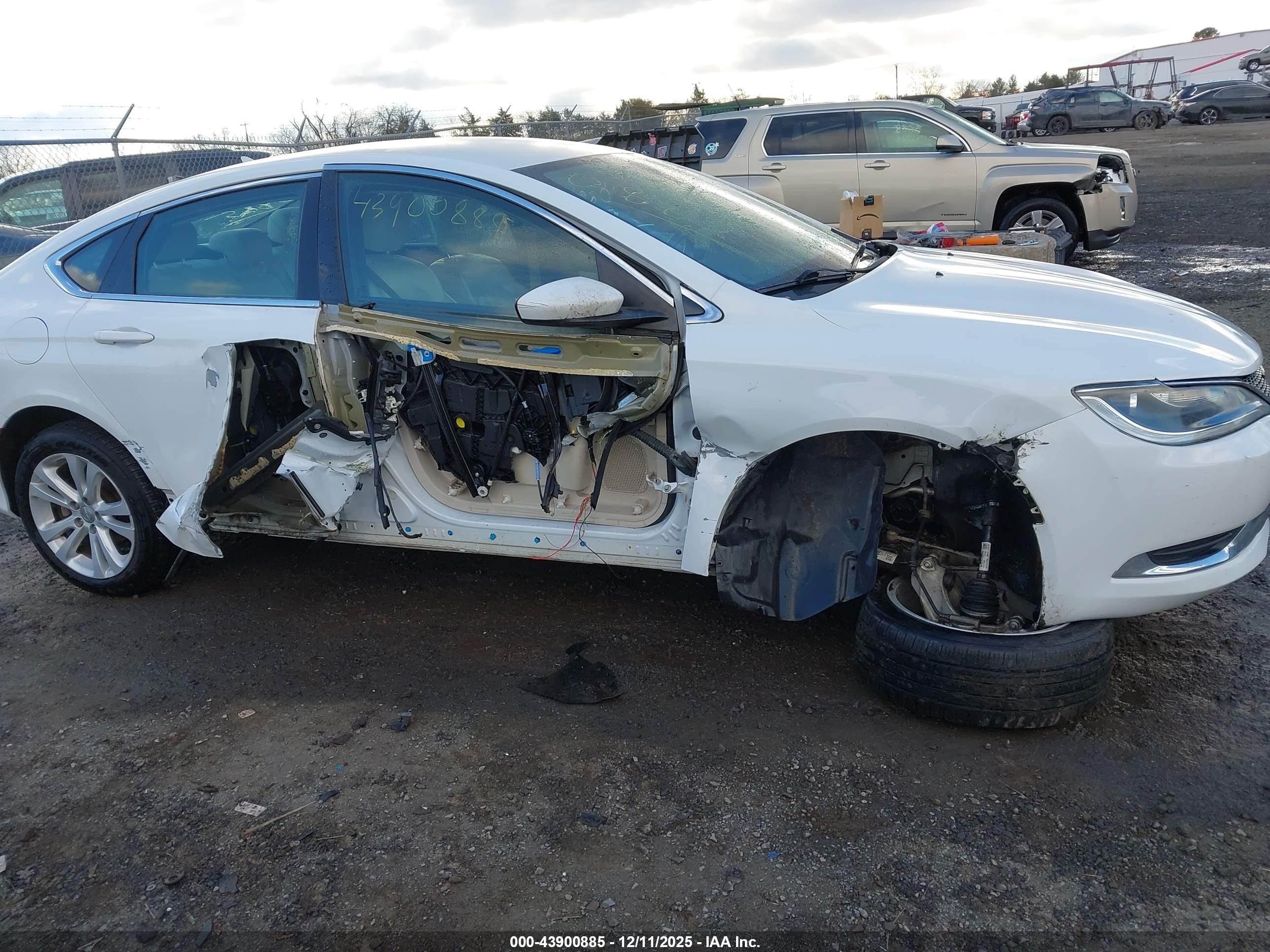 CHRYSLER 200 image 6