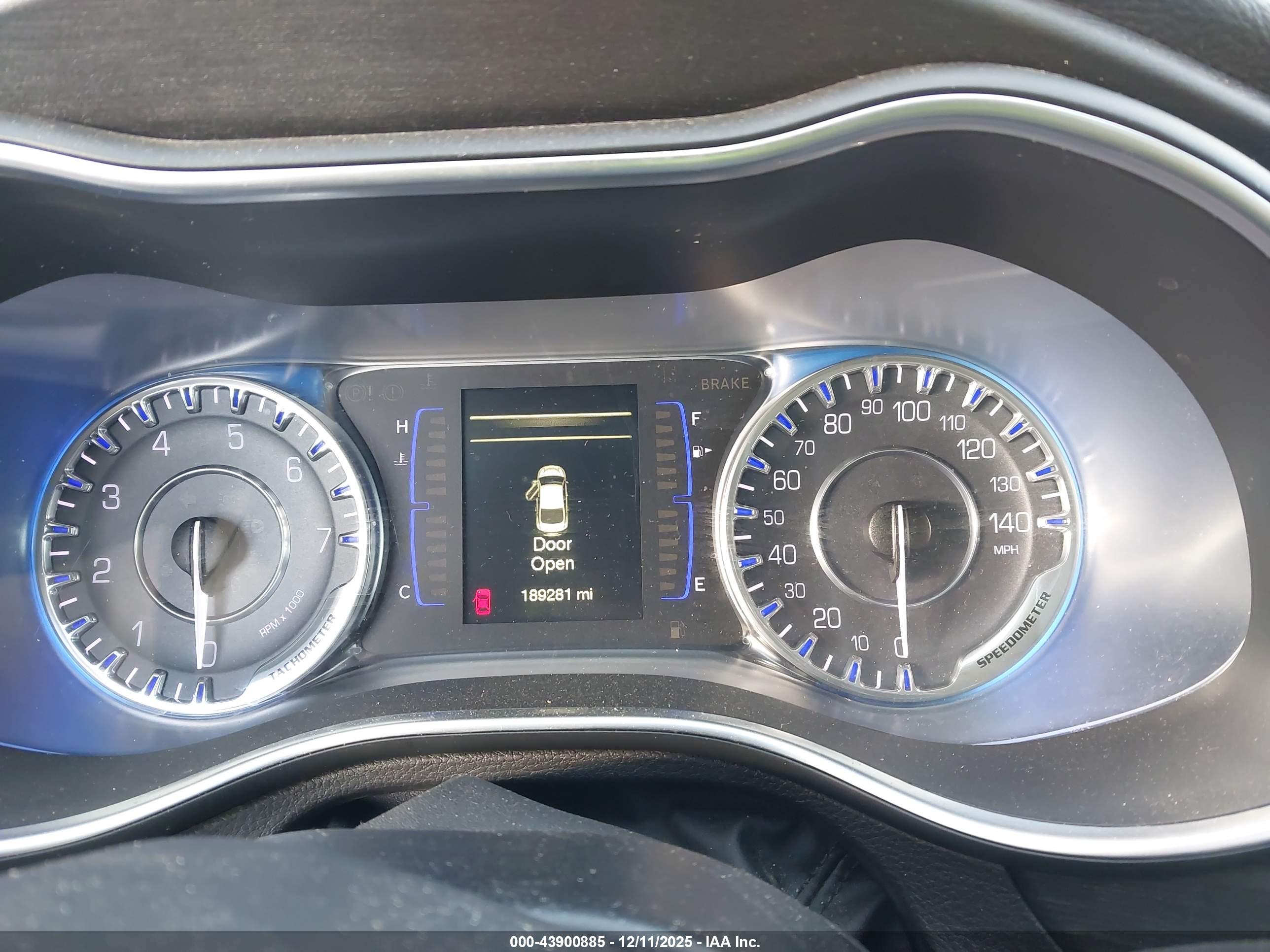 CHRYSLER 200 image 7