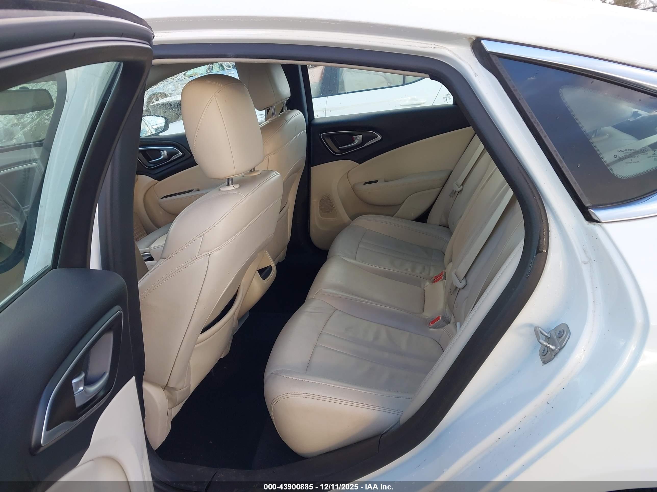 CHRYSLER 200 image 8