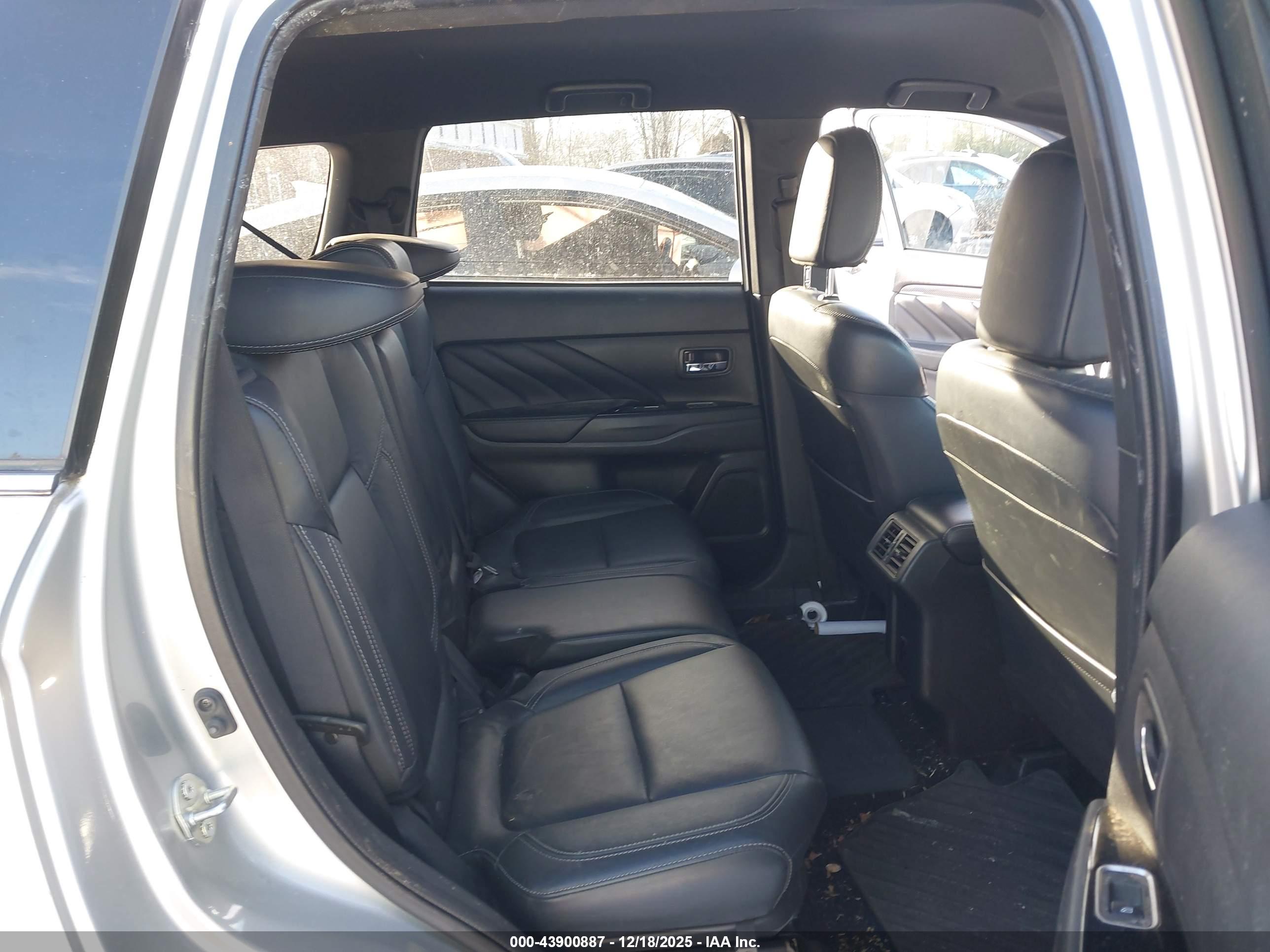 MITSUBISHI OUTLANDER image 8
