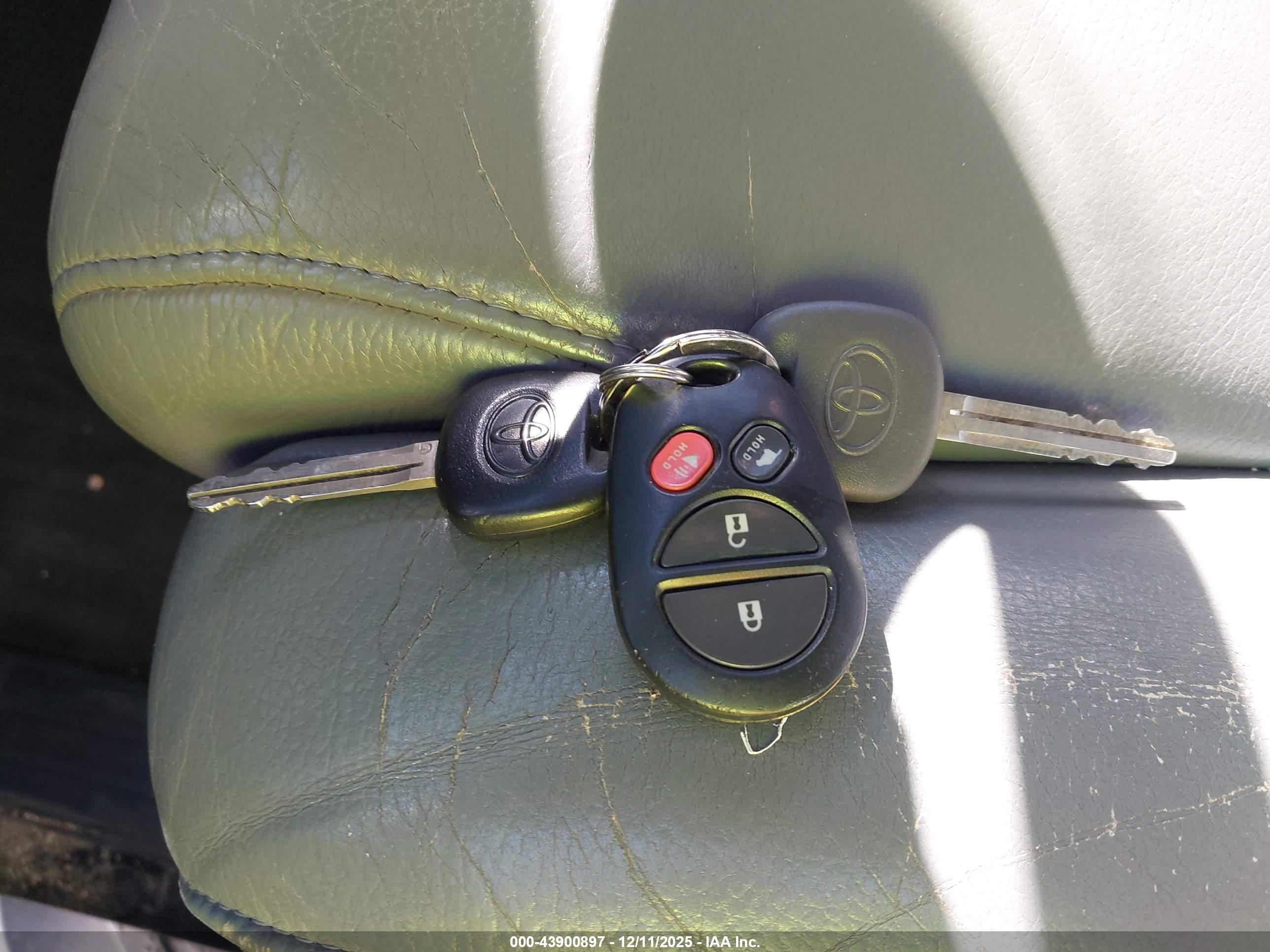 TOYOTA SEQUOIA image 11