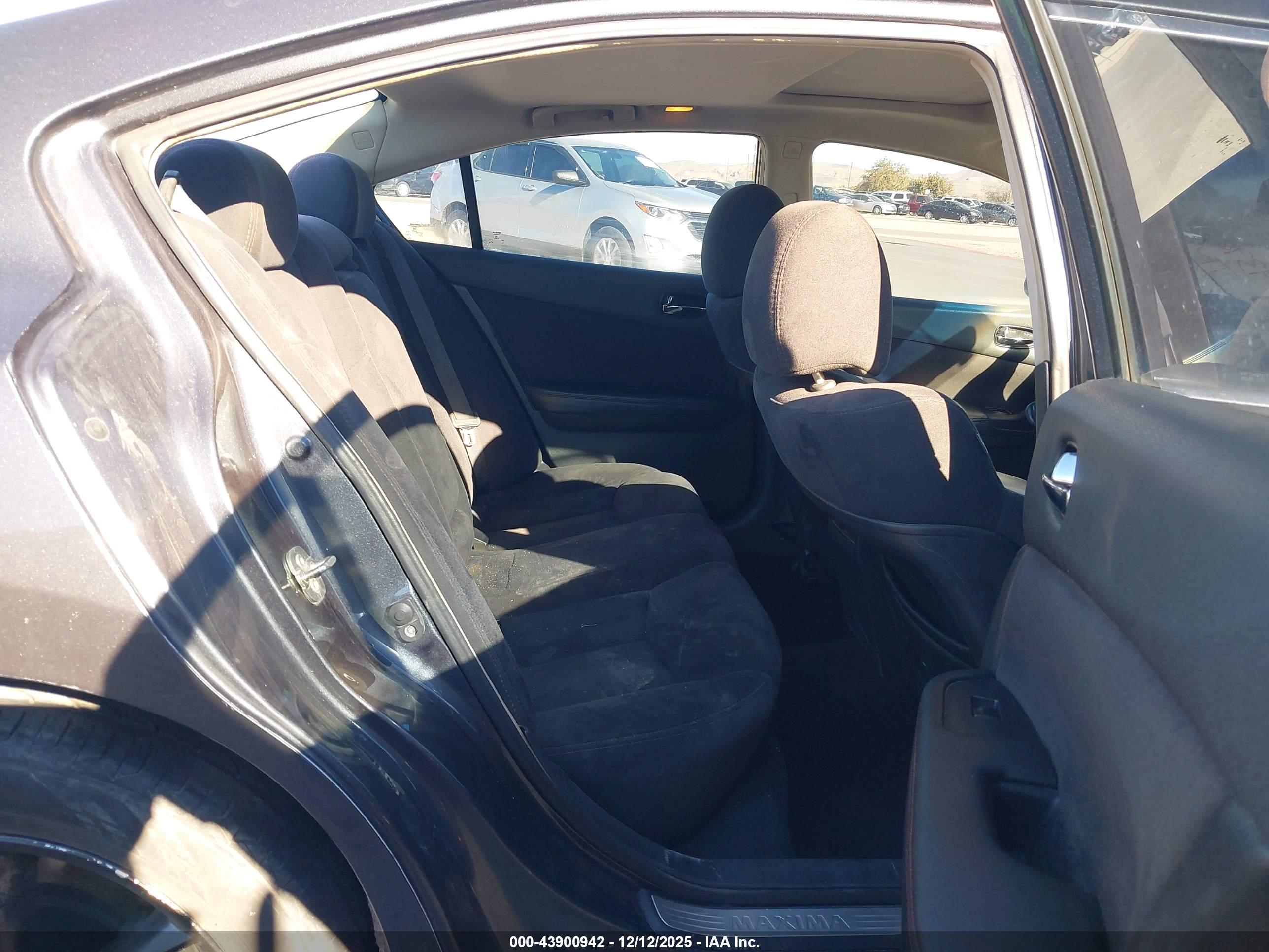 NISSAN MAXIMA image 8