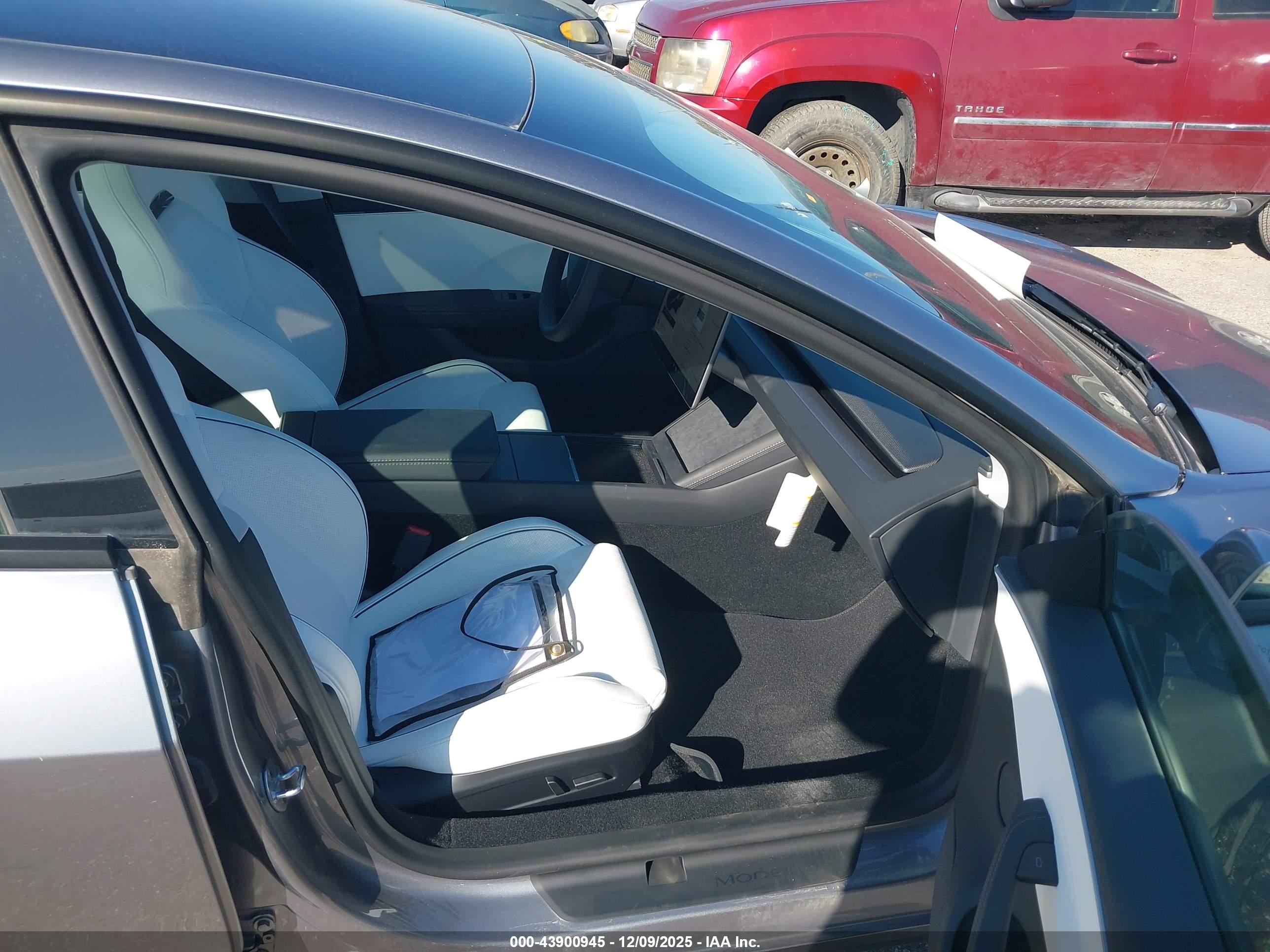 TESLA MODEL image 5