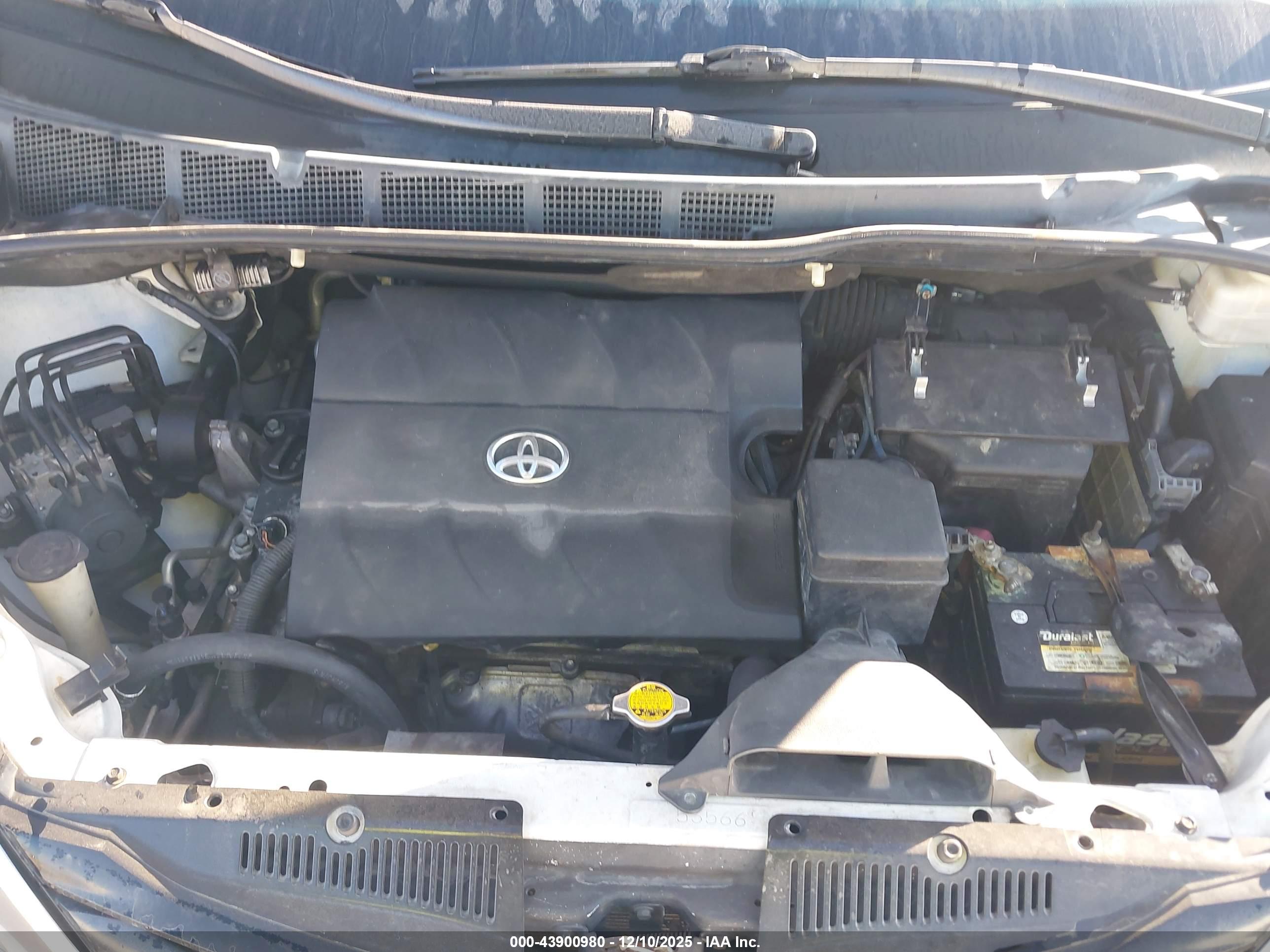 TOYOTA SIENNA image 10