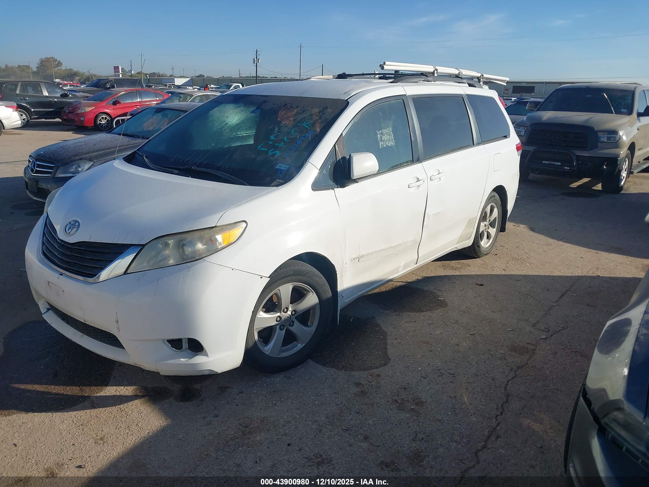TOYOTA SIENNA image 2