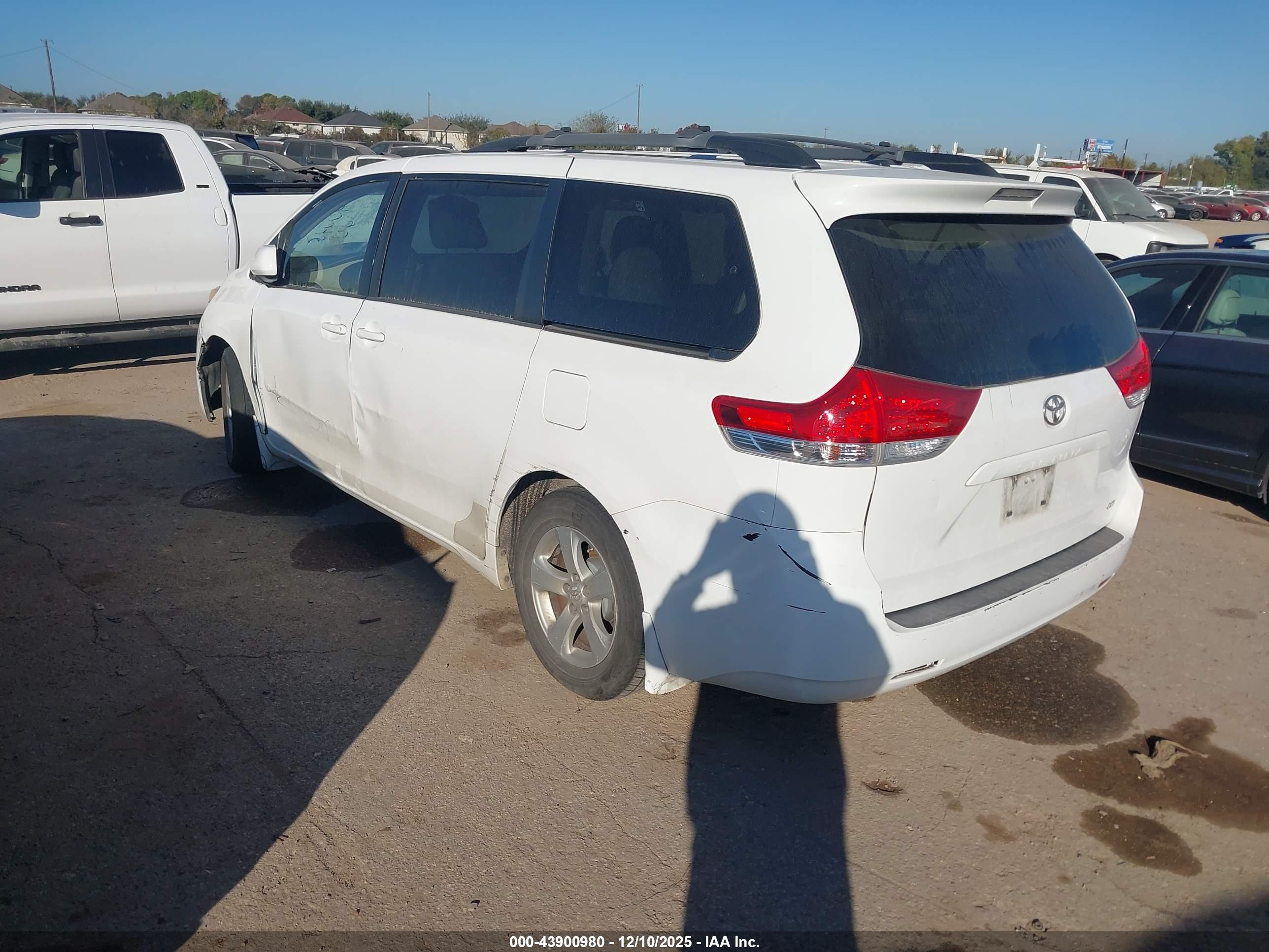 TOYOTA SIENNA image 3