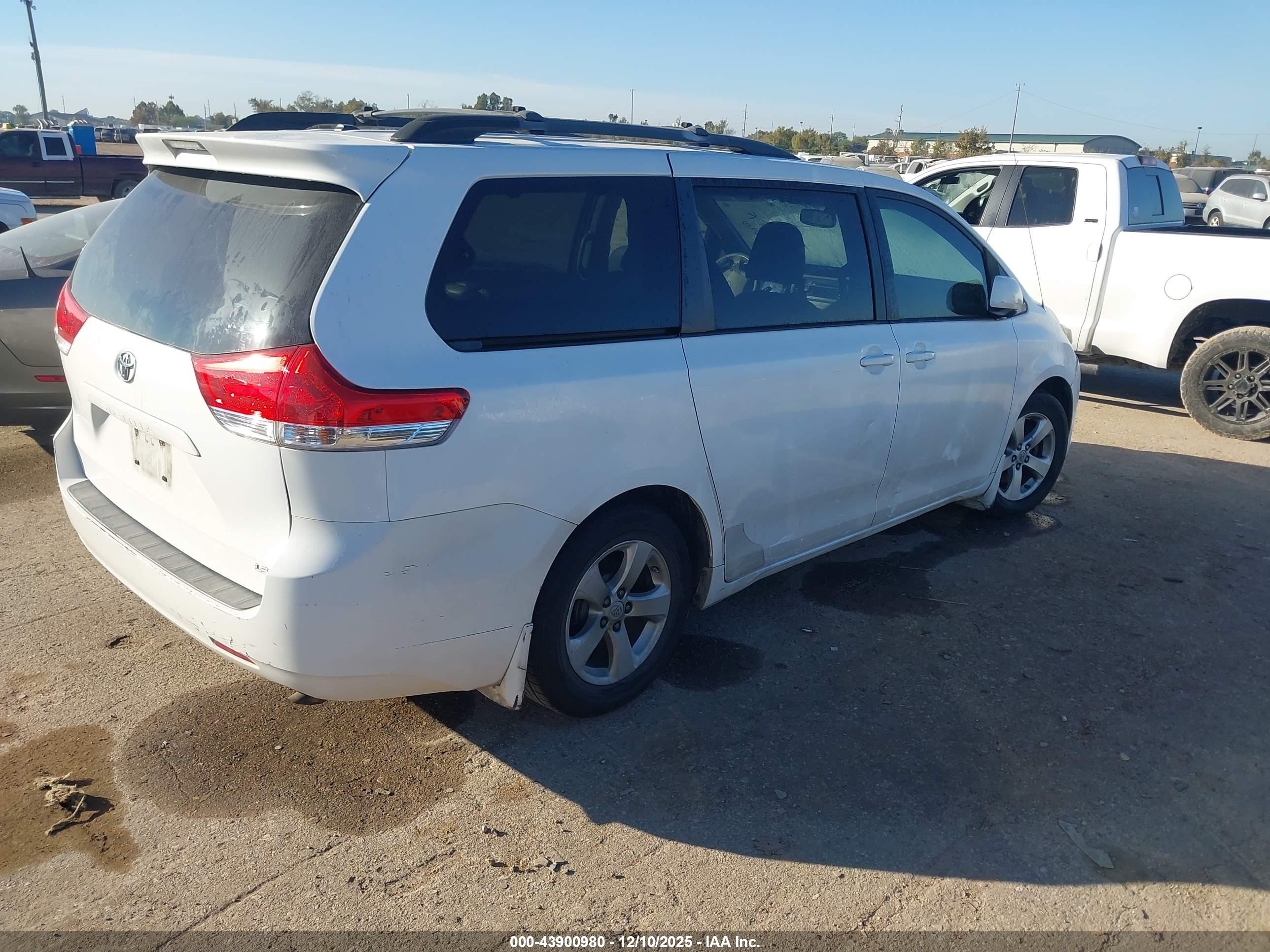 TOYOTA SIENNA image 4