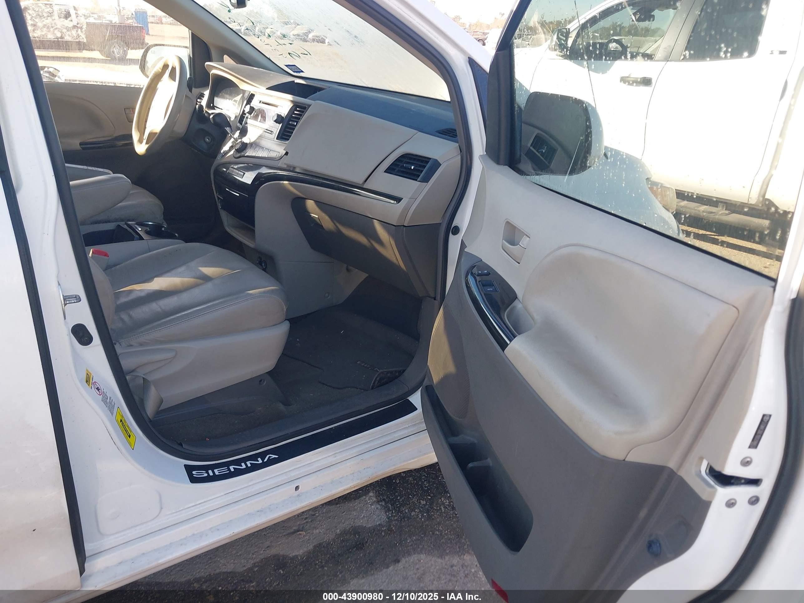 TOYOTA SIENNA image 5
