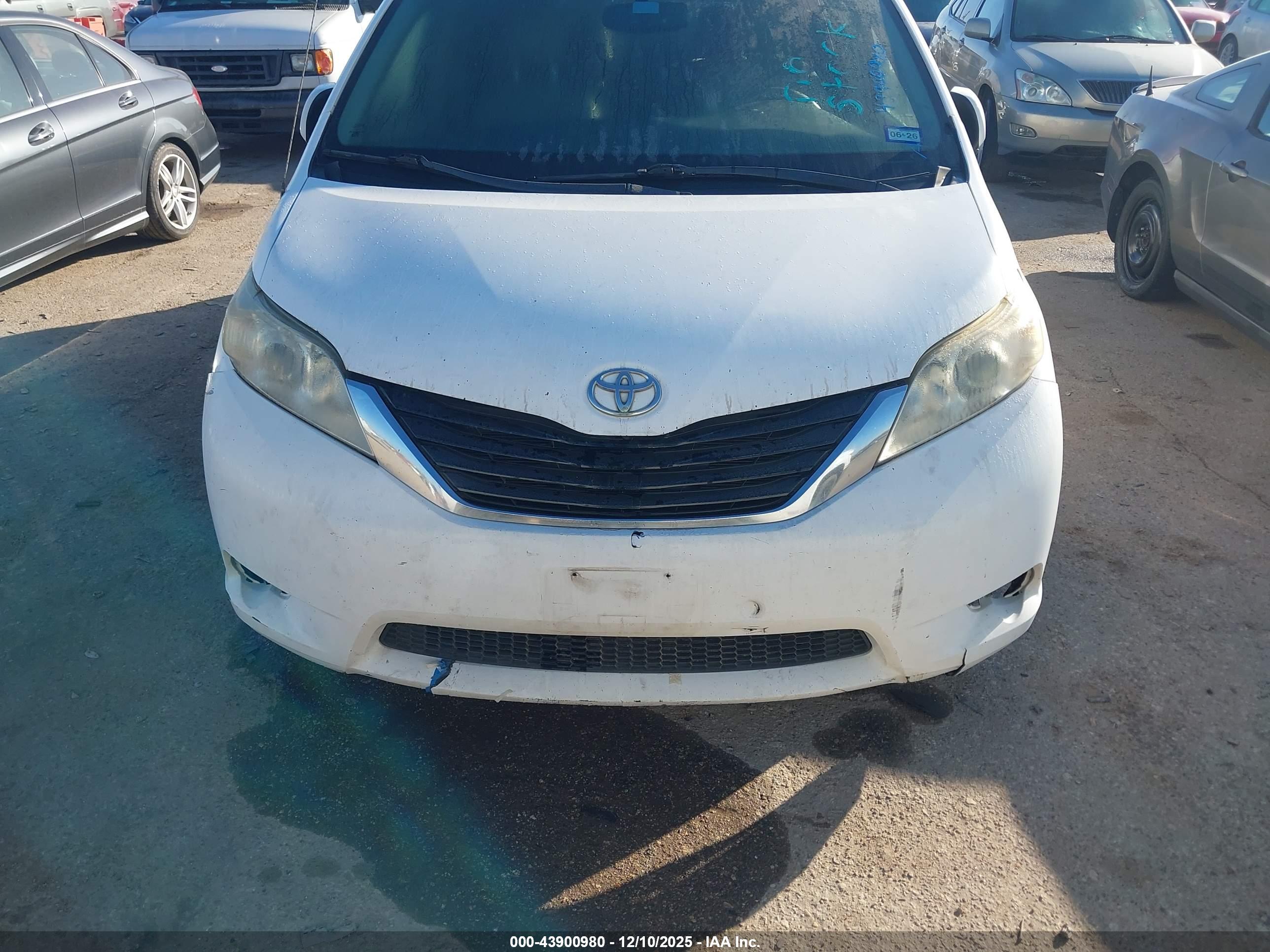 TOYOTA SIENNA image 6