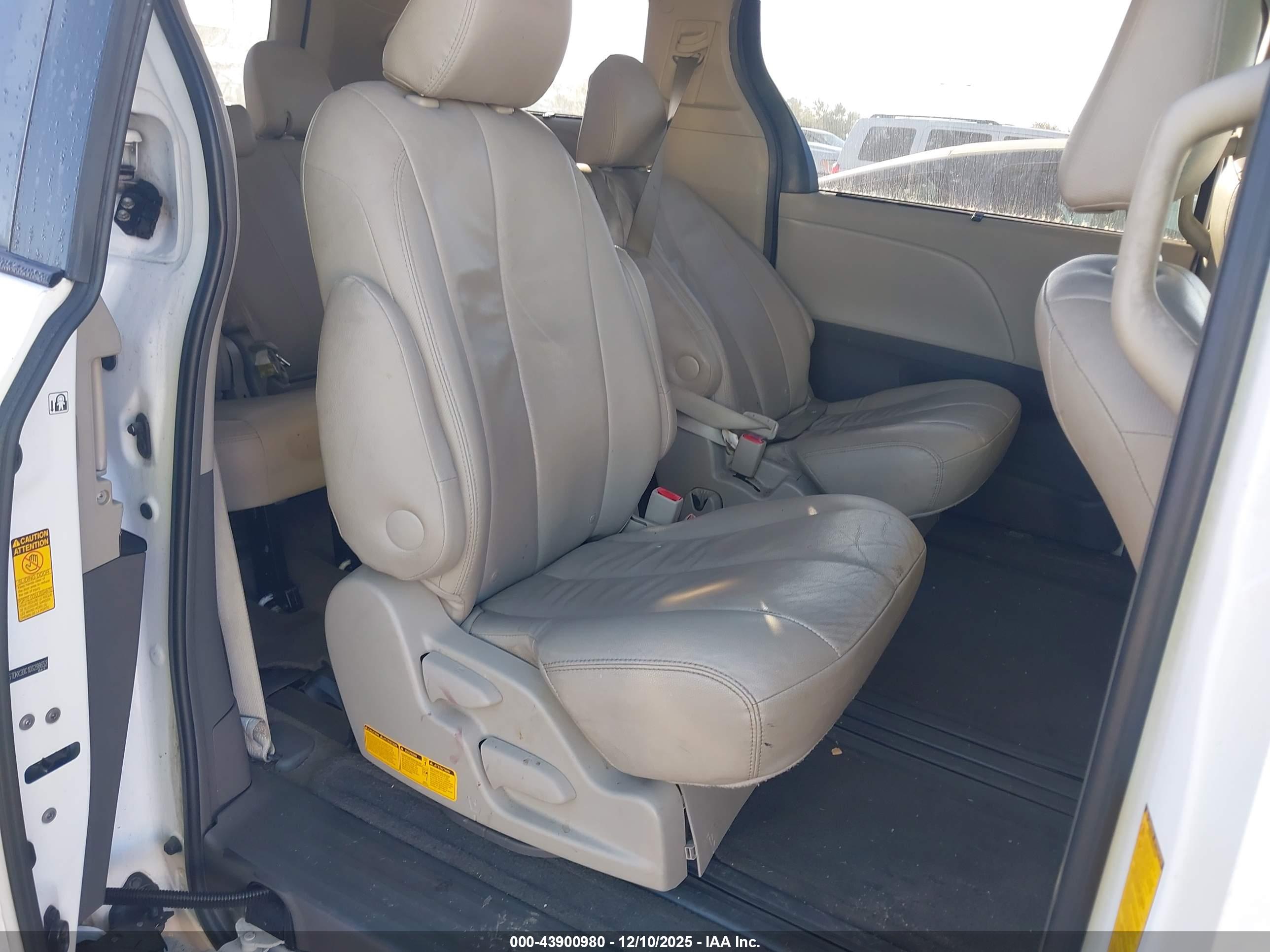 TOYOTA SIENNA image 8