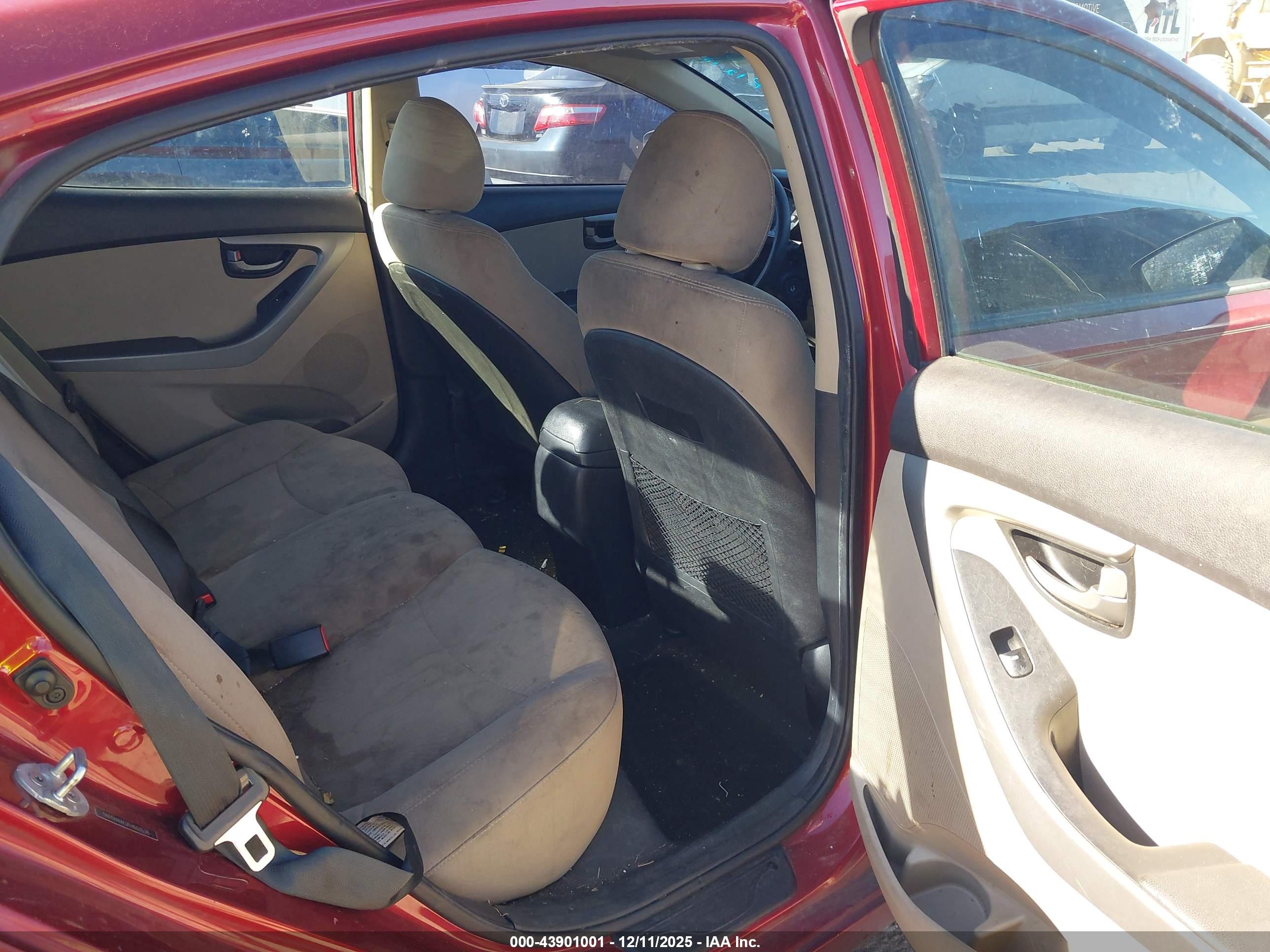 HYUNDAI ELANTRA image 8