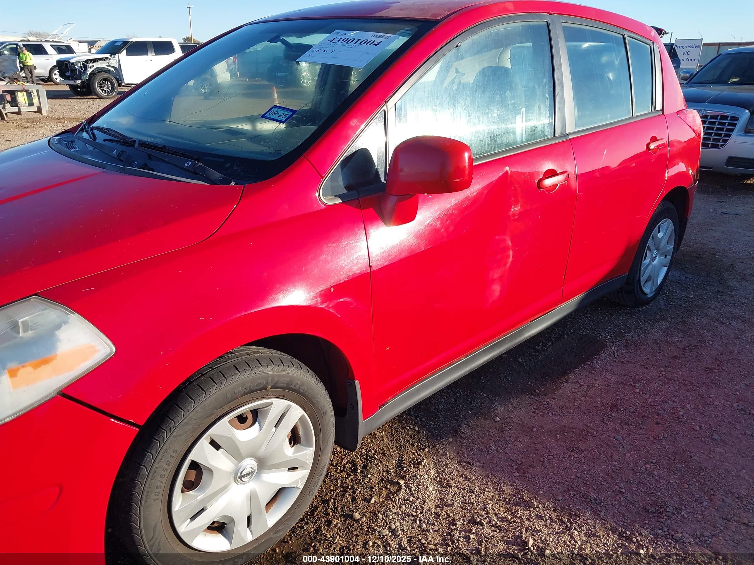 NISSAN VERSA image 6