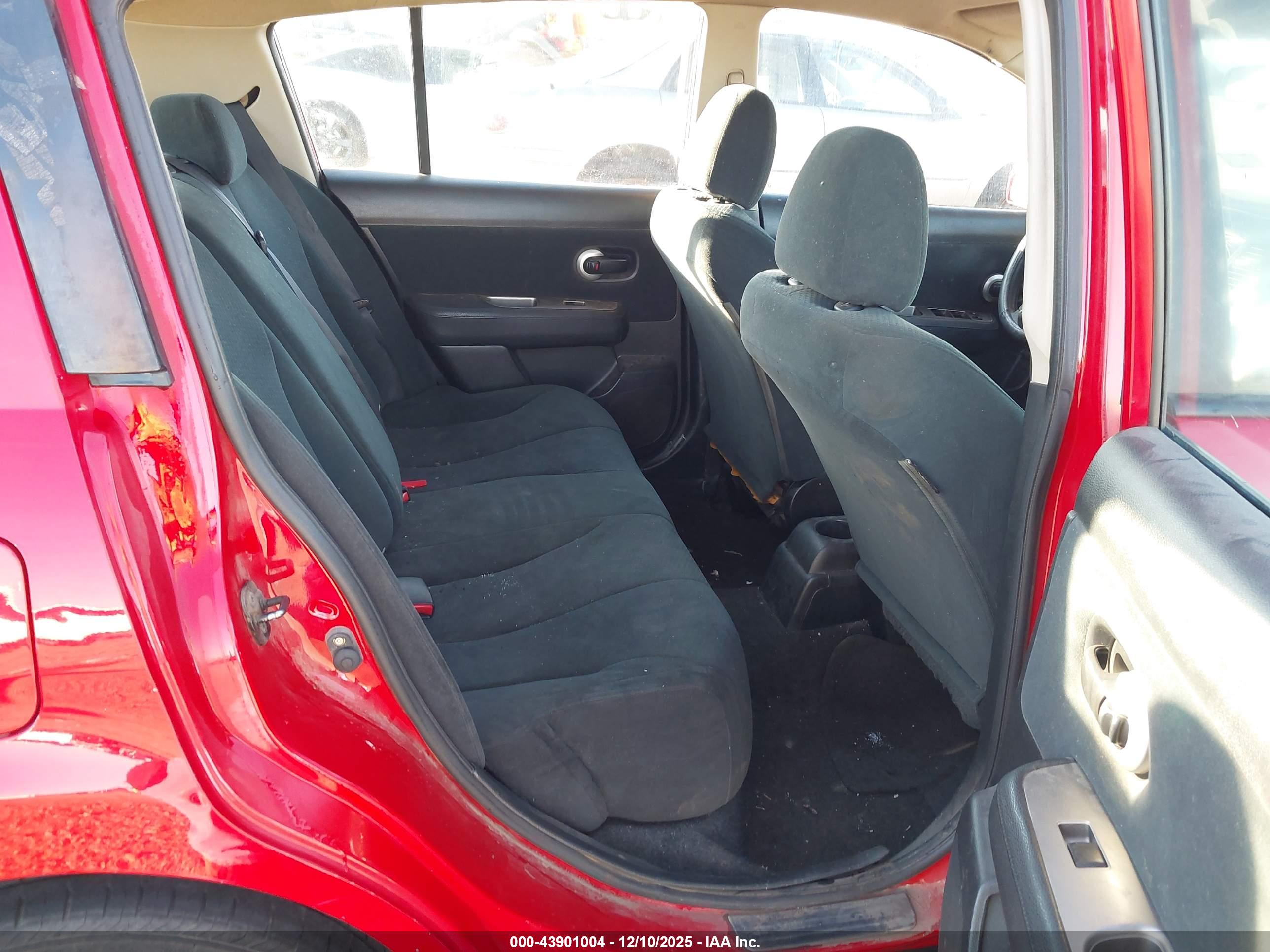 NISSAN VERSA image 8