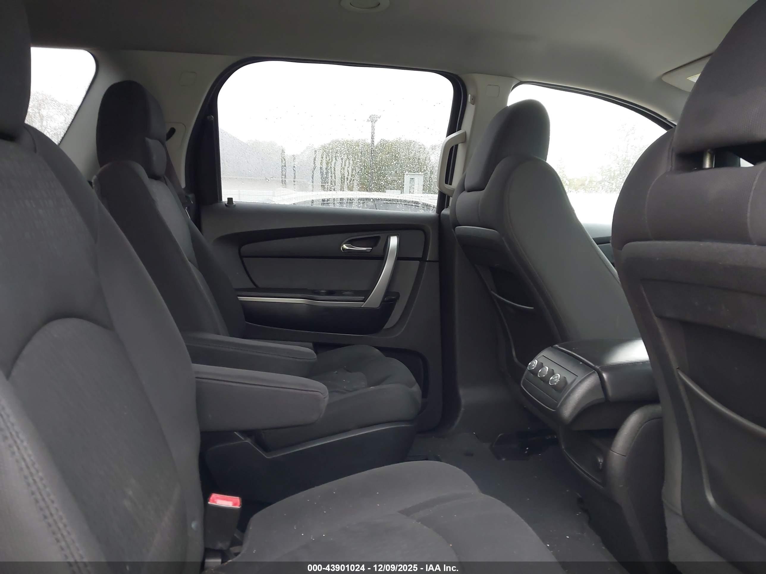 GMC ACADIA image 8