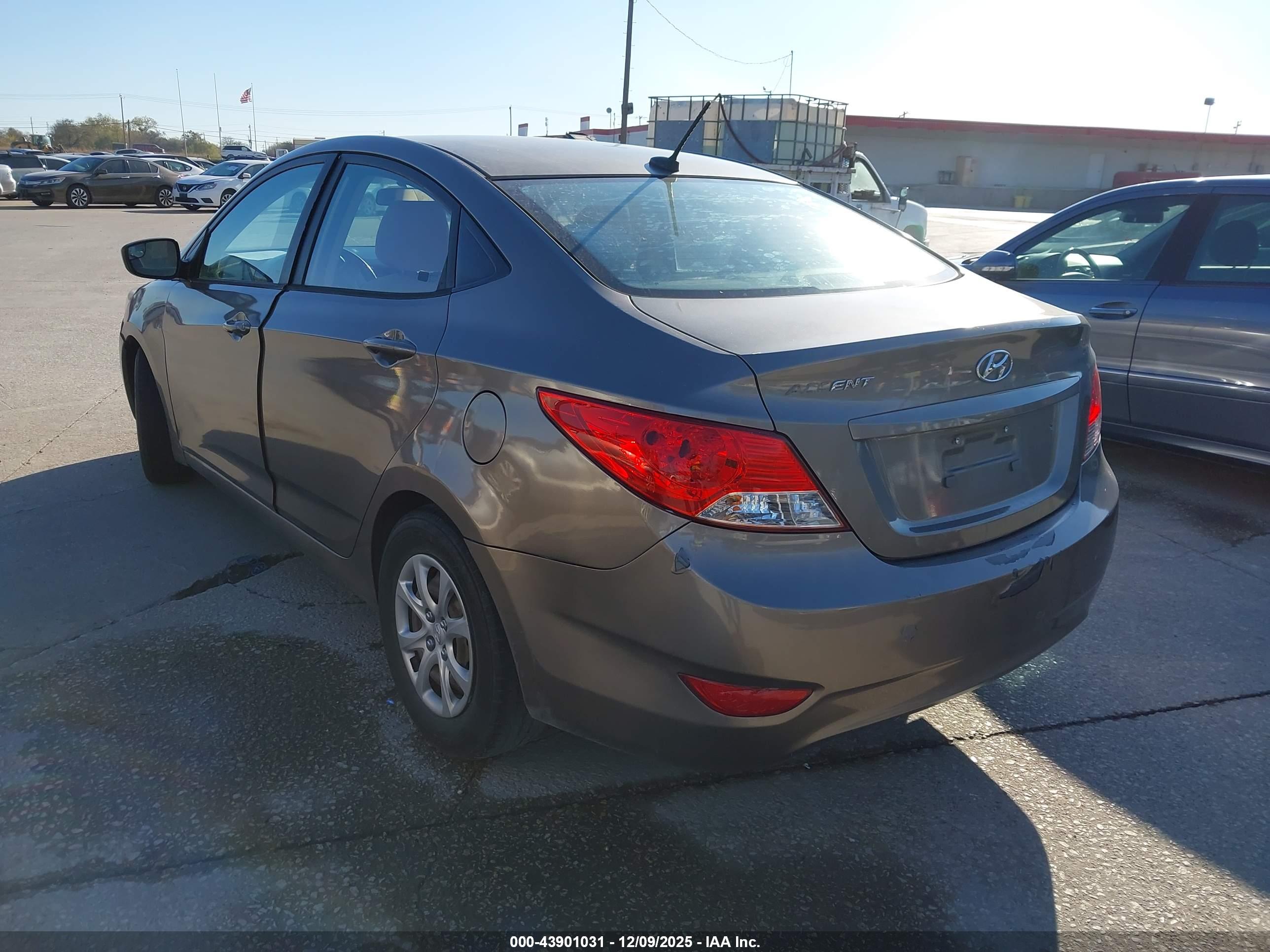 HYUNDAI ACCENT image 3
