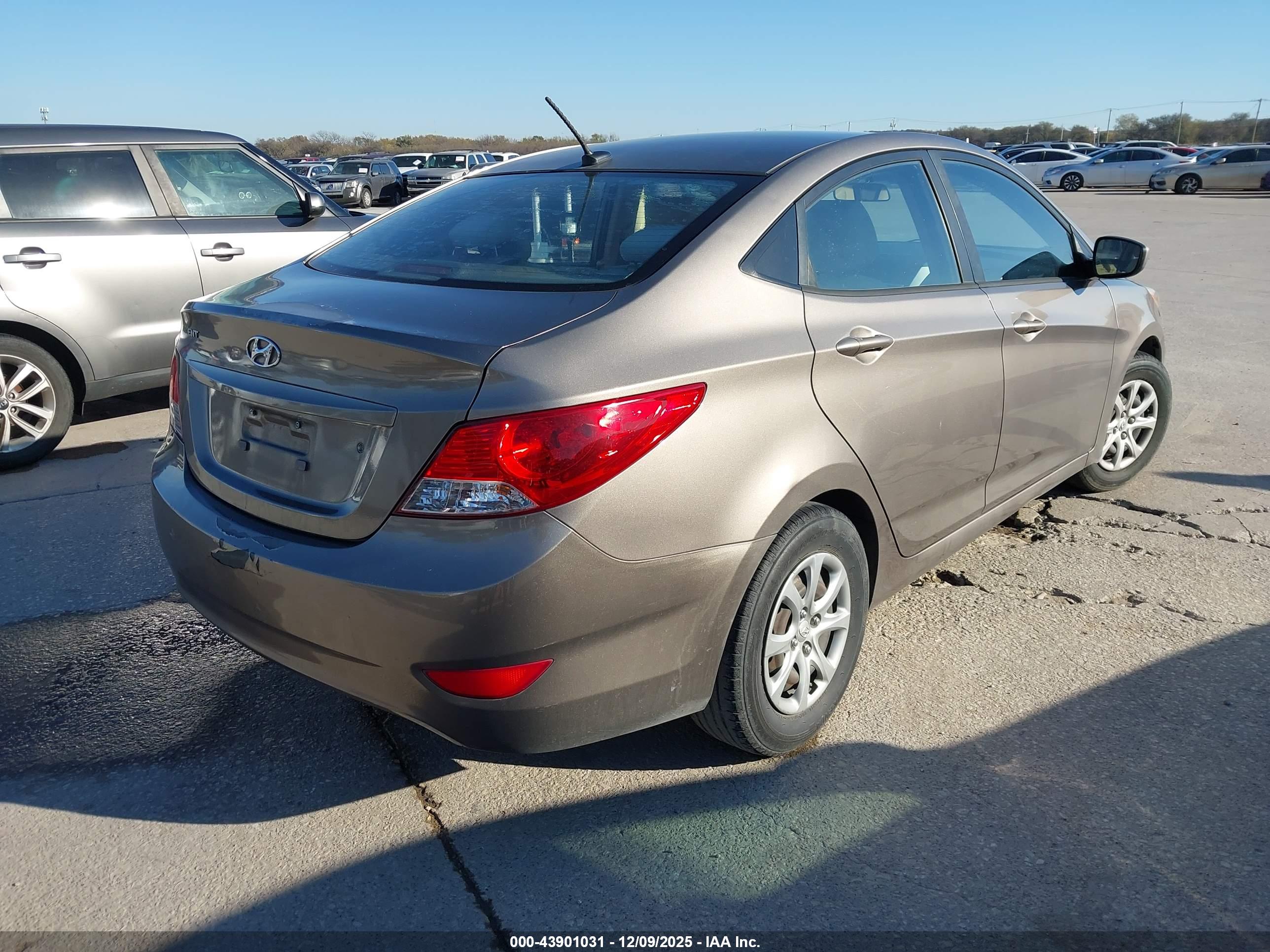 HYUNDAI ACCENT image 4