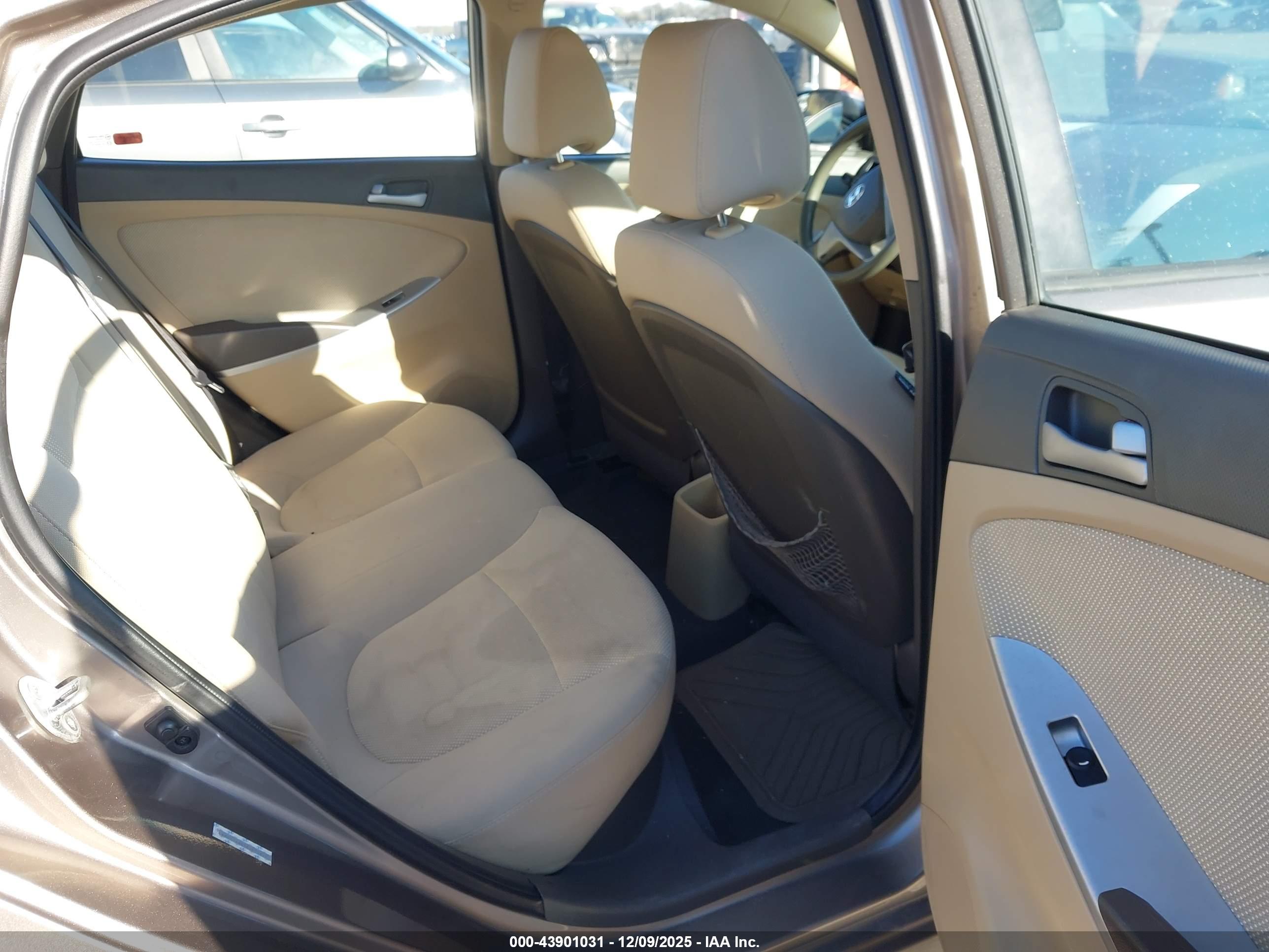 HYUNDAI ACCENT image 8