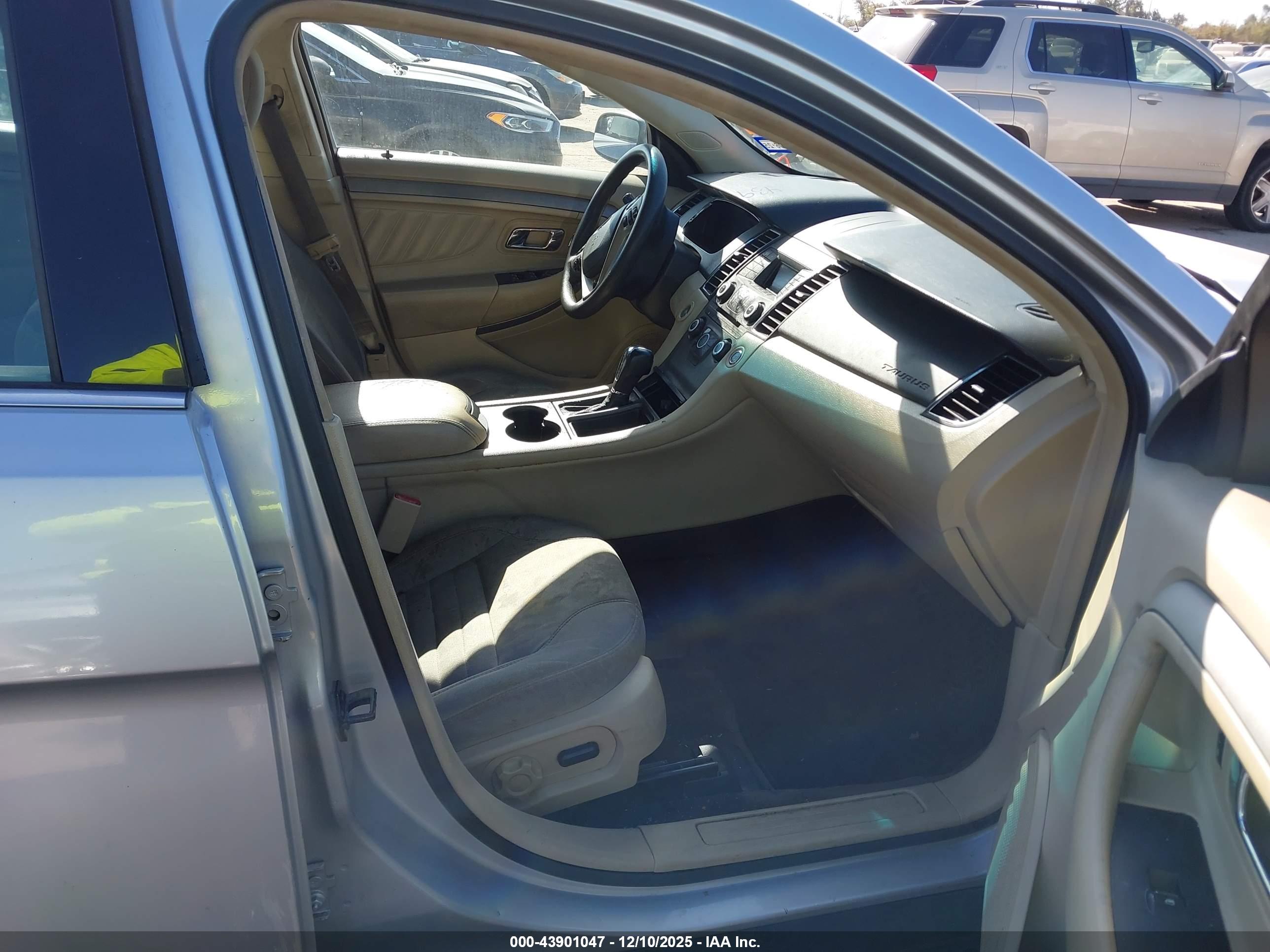 FORD TAURUS image 5